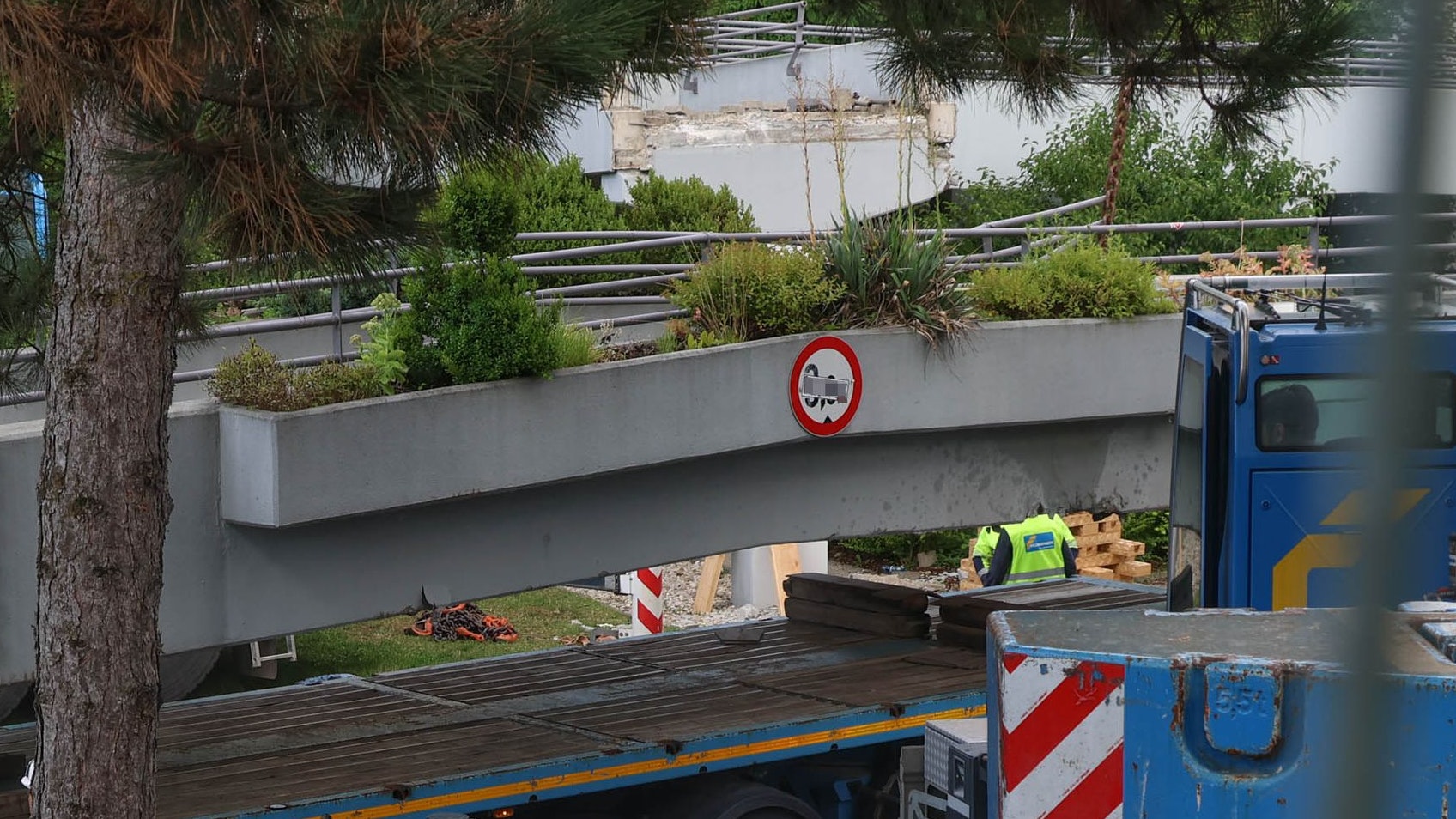 Die Zeugin mutmaßt, dass sich der Fahrer wegen des überklebten Höhenlimits verschätzt haben könnte.