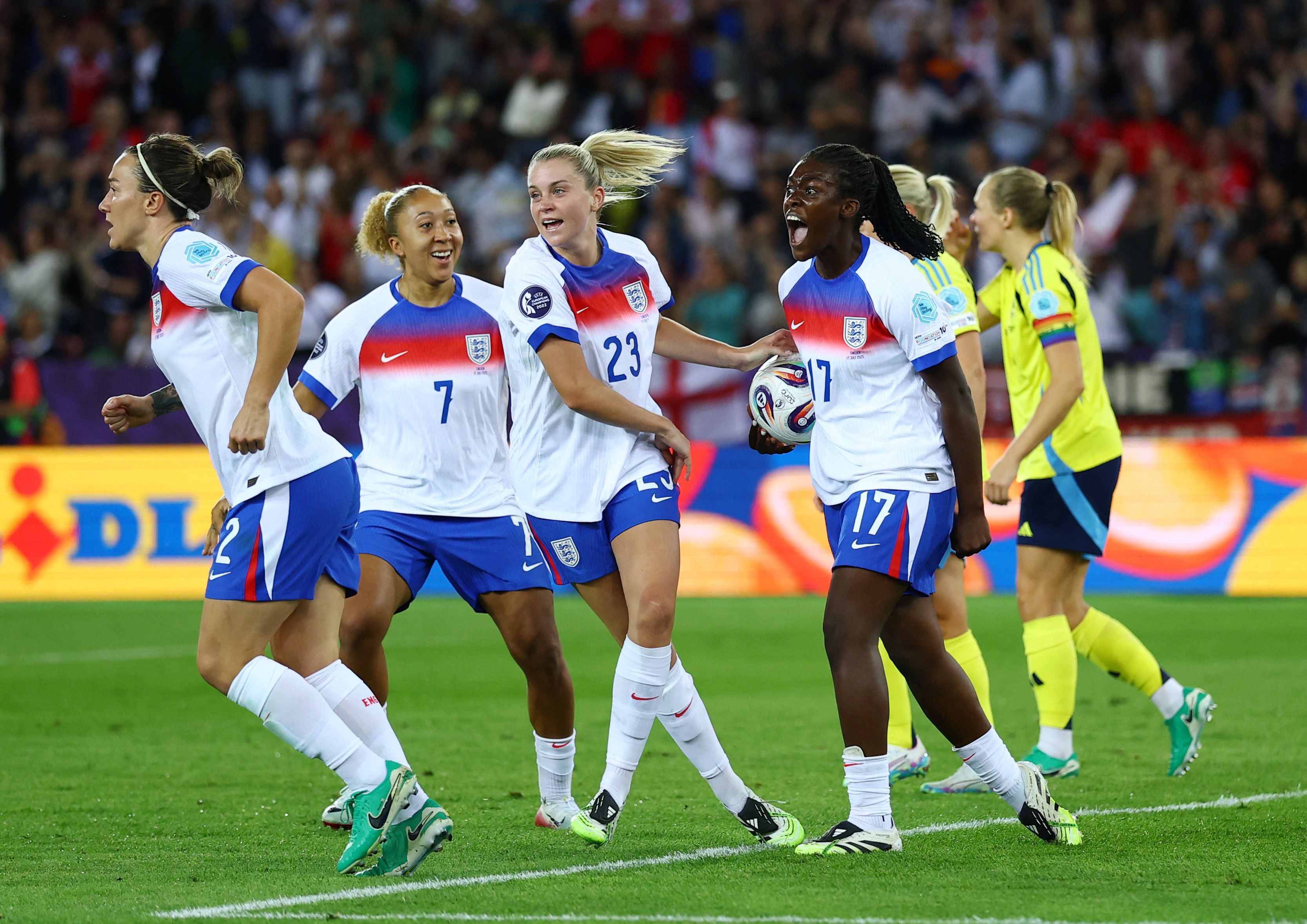 Englands Frauen jubeln im Viertelfinale gegen Schweden. 