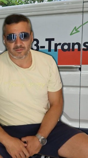 Transporter-Betrugsfälle: Konten leergeräumt! Kunden von "123-Transporter" berichten von unerwarteten Abbuchungen. Anwalt warnt vor AGB-Falle.