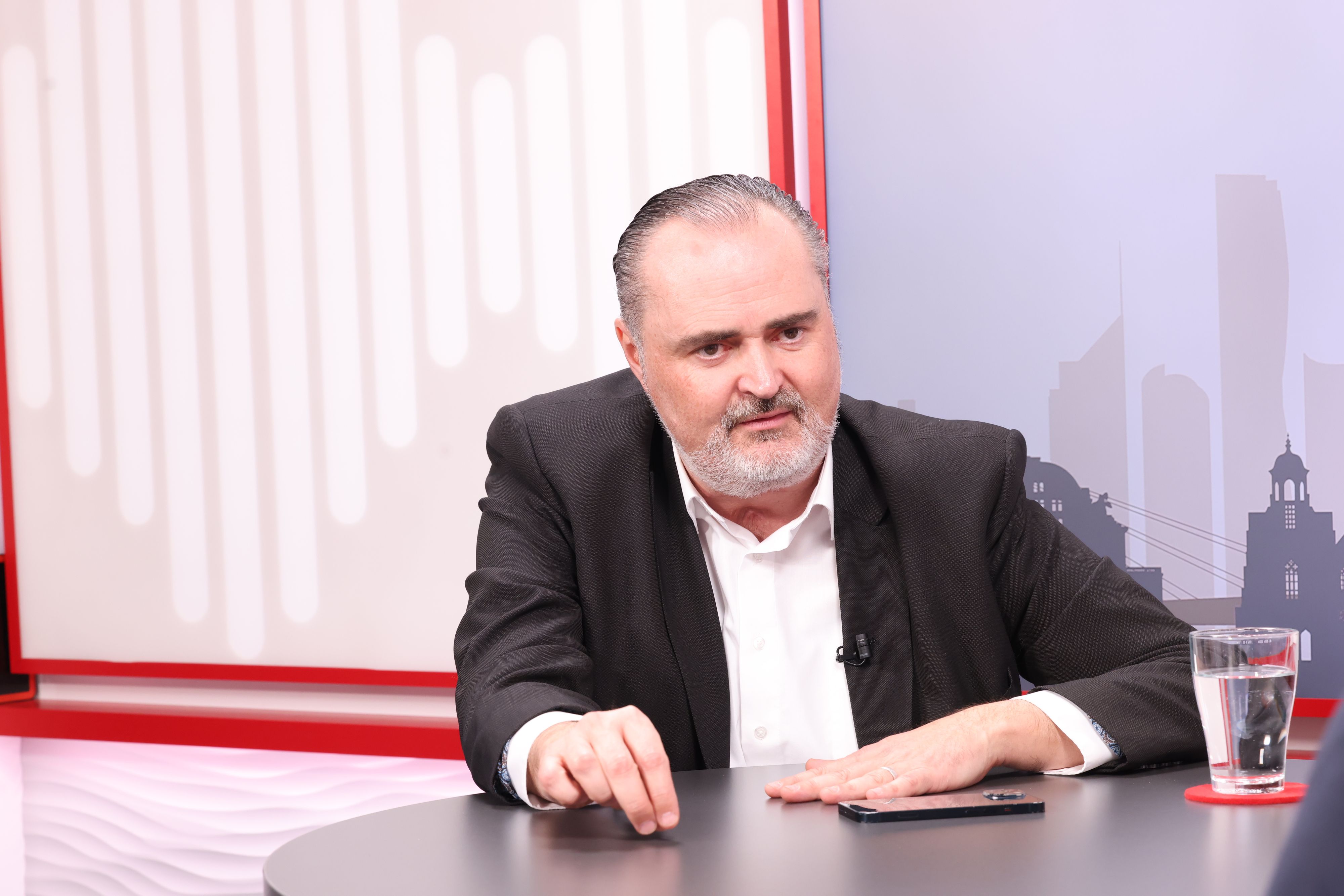 SPÖ-Landeshauptmann Hans Peter Doskozil kritisiert ÖVP und Neos scharf.