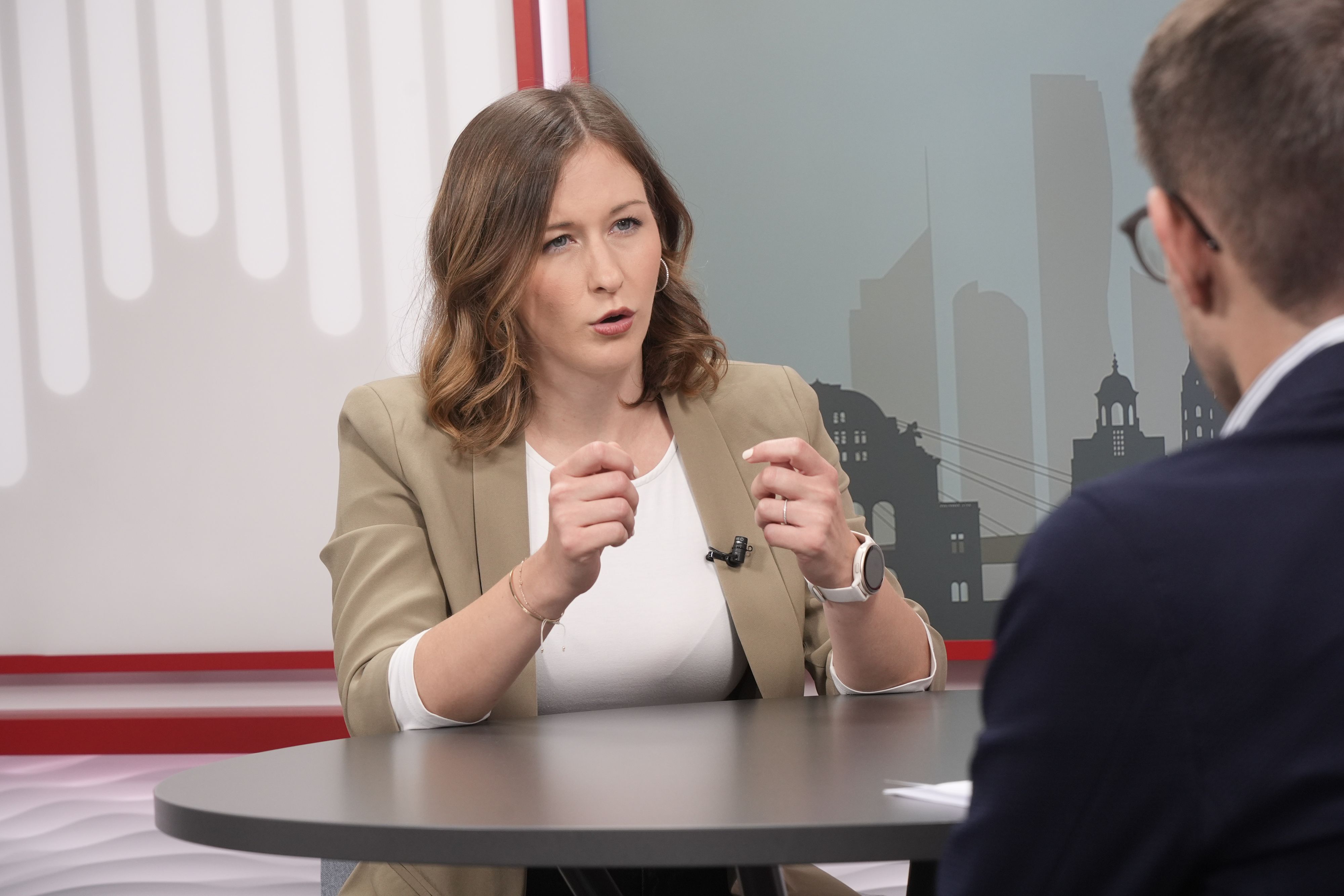 Claudia Plakolm im großen <em>