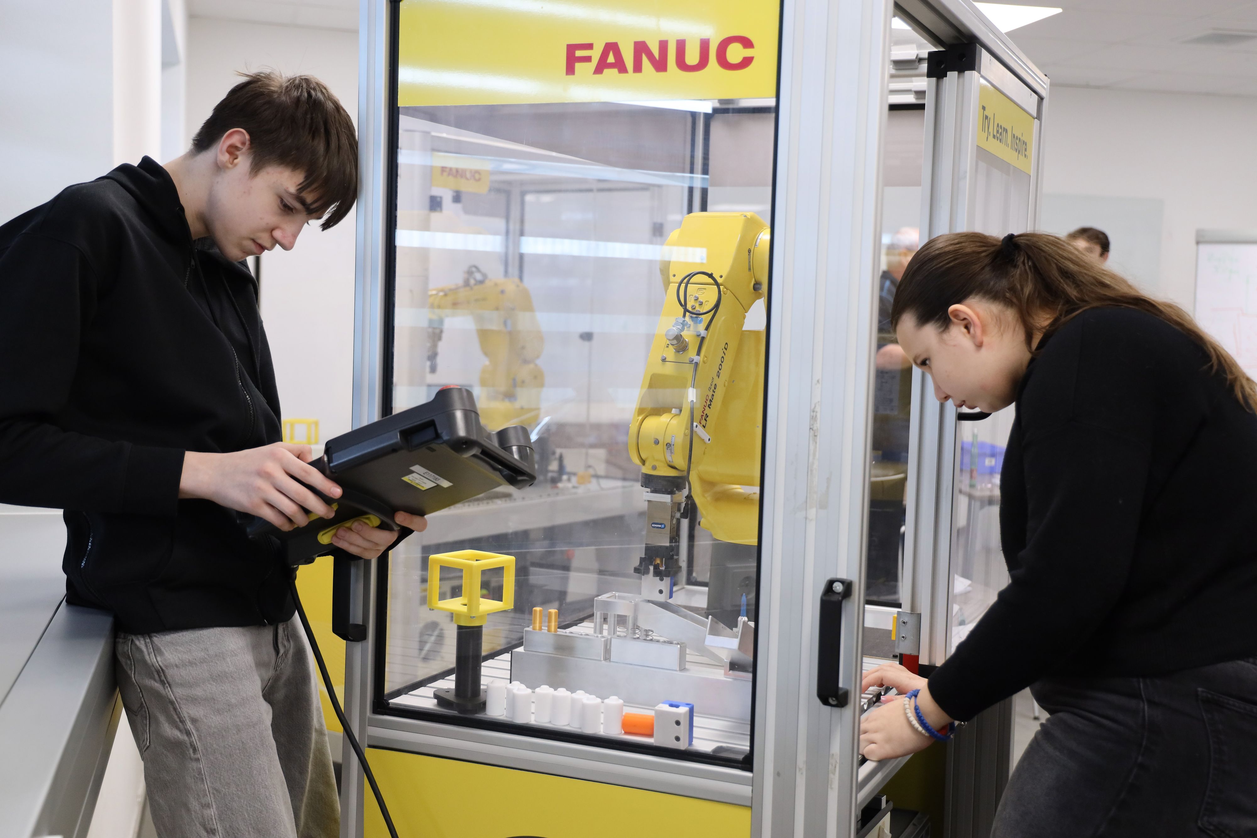 Sterner Werkzeugbau setzt auf Robotik und wartet mit einer Top-Expertise sowie praxisnaher Lernumgebung auf.