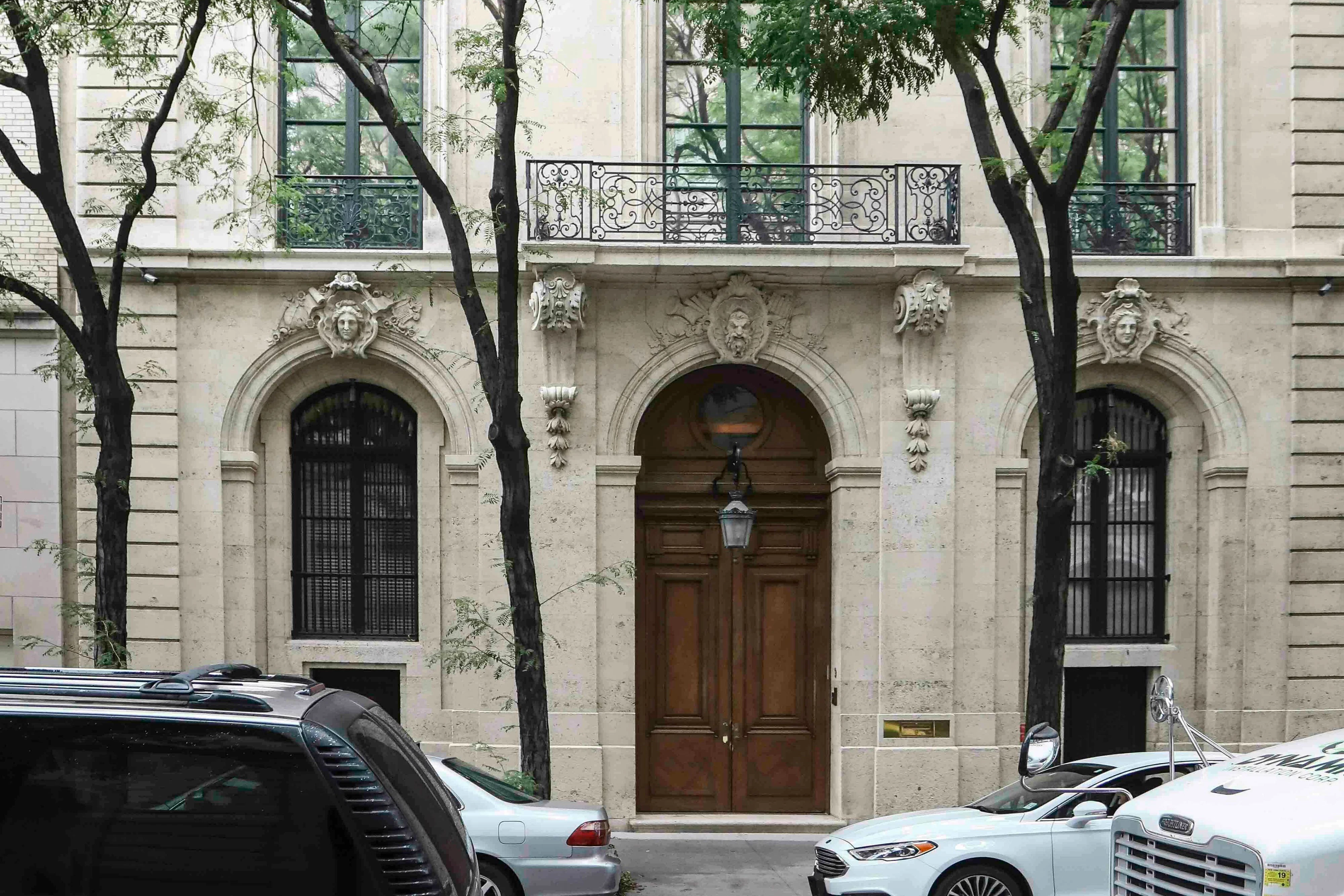 Im New Yorker Stadthaus von Epstein "könnte" Ex-Top-Banker Jes Staley "eine Frau in solch einem Kostüm" gesehen haben