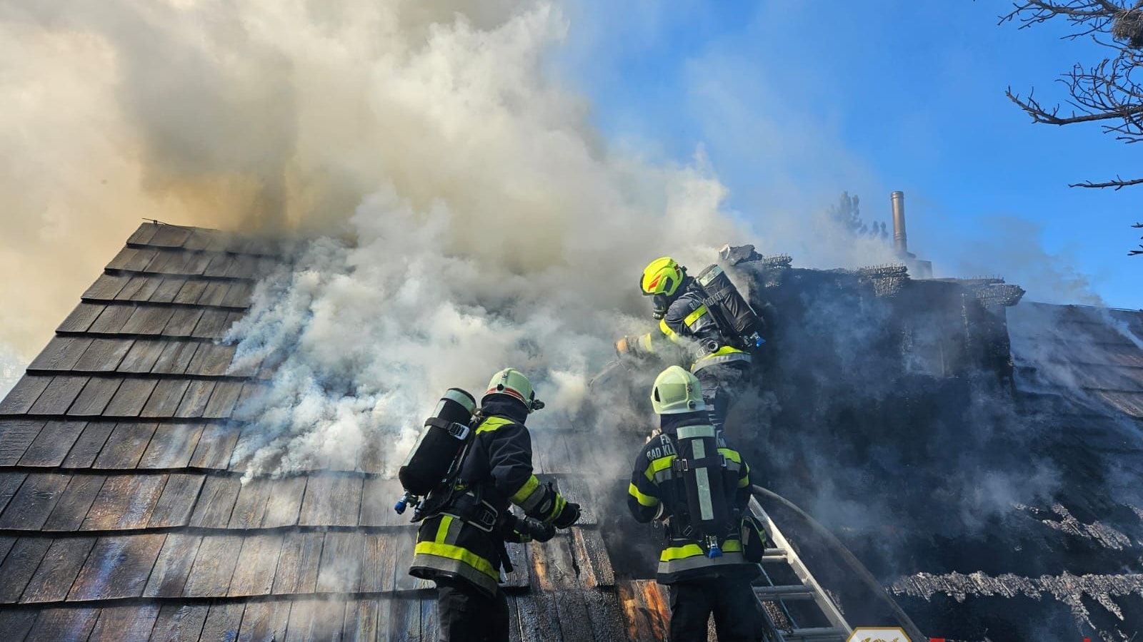 Heute.at - Hütte in Flammen! Frau und Kinder können sich retten