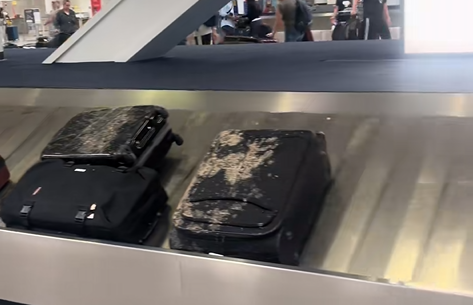 Die Koffer liefen völlig verschmiert auf dem Gepäckband ein.