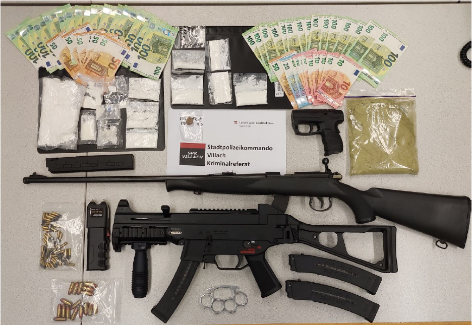 In der Wohnung wurden Drogen, Geld, Waffen und Munition gefunden.