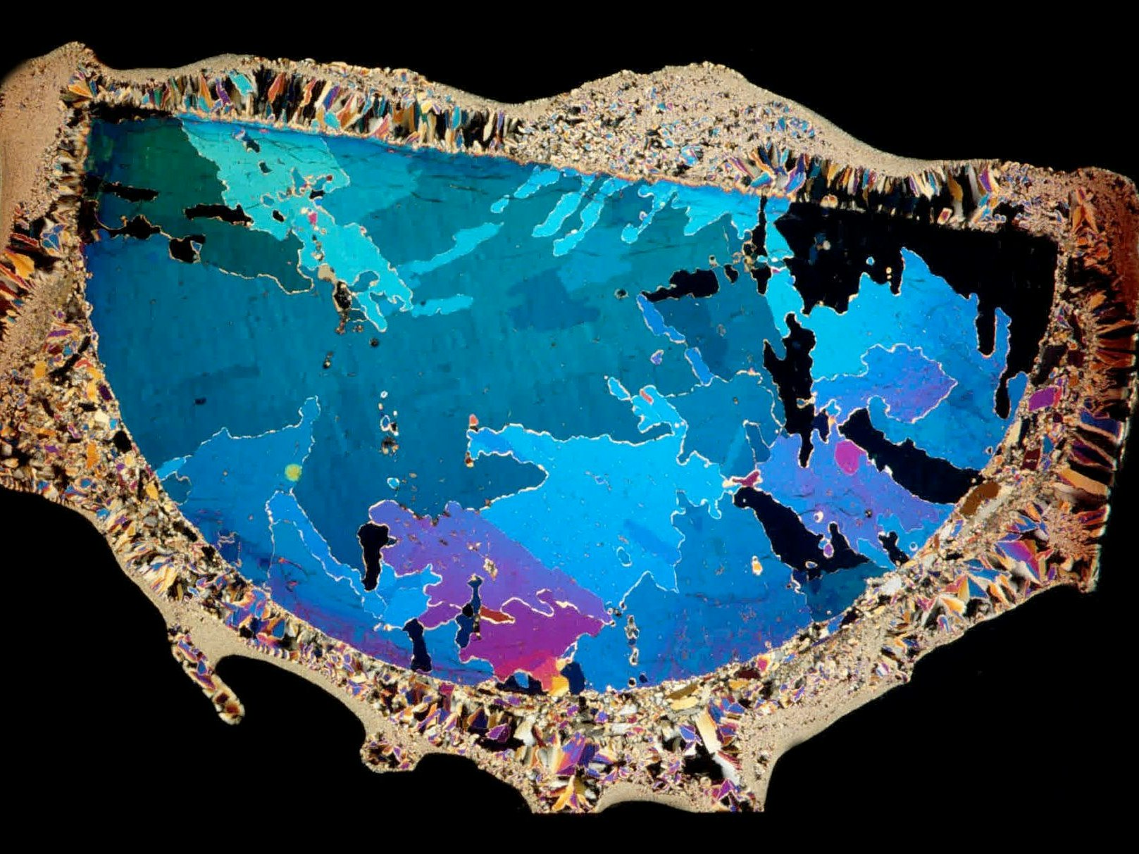 Ein antarktischer Eisbohrkern im polarisierten Licht.