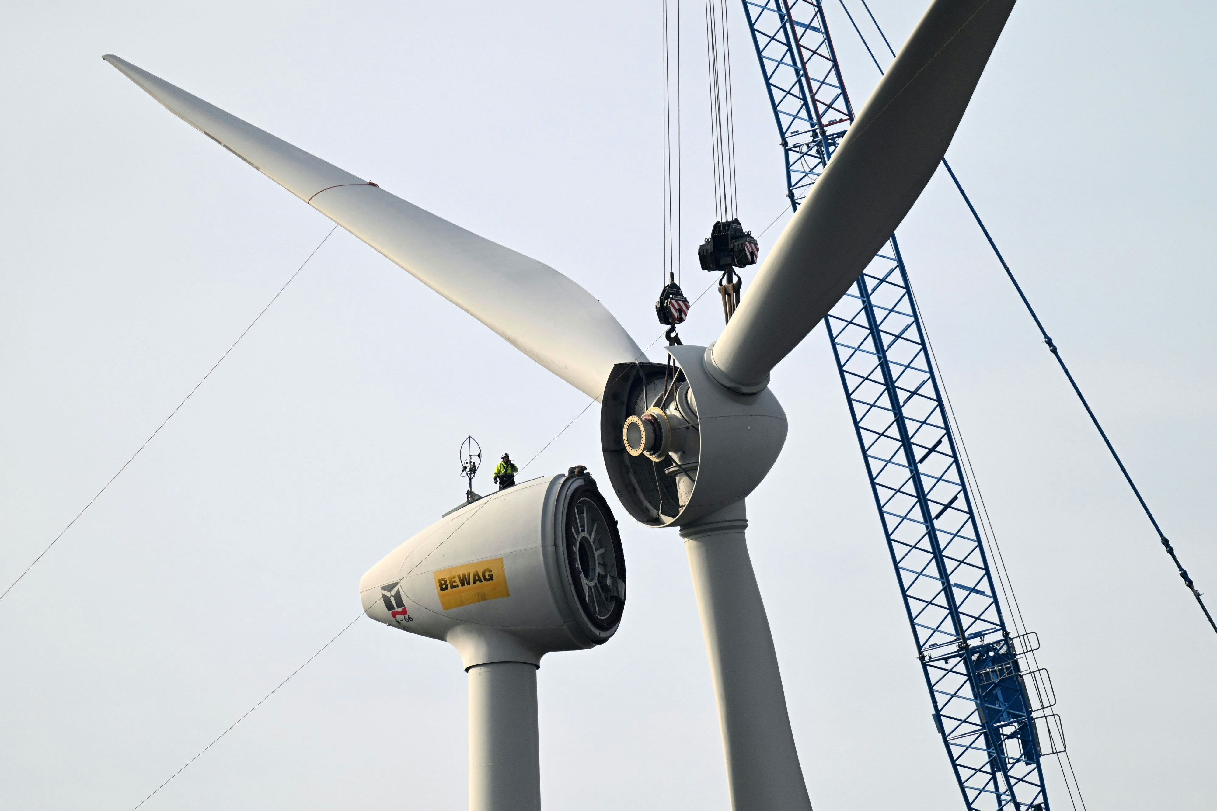 Arbeiten am größten Windpark Österreichs in Weiden am See im Burgenland: Vom Boden bis zur Rotorblattspitze ist jedes Windrad 244 Meter hoch