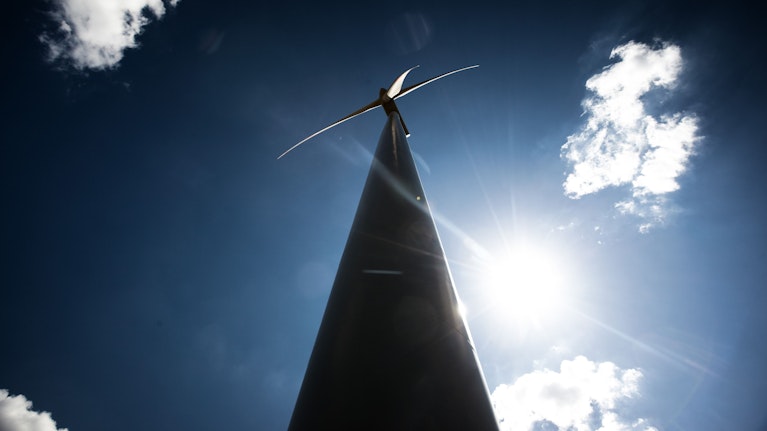 Wer ist zuständig für den Ausbau der Erneuerbaren Energien: Bund, Länder, Gemeinden – oder die EU? Unklare Verantwortungen sorgen für Verzögerungen und am schlimmsten ist es bei der Windkraft. Expertin Katharina Rogenhofer über Ursachen und Auswirkungen.