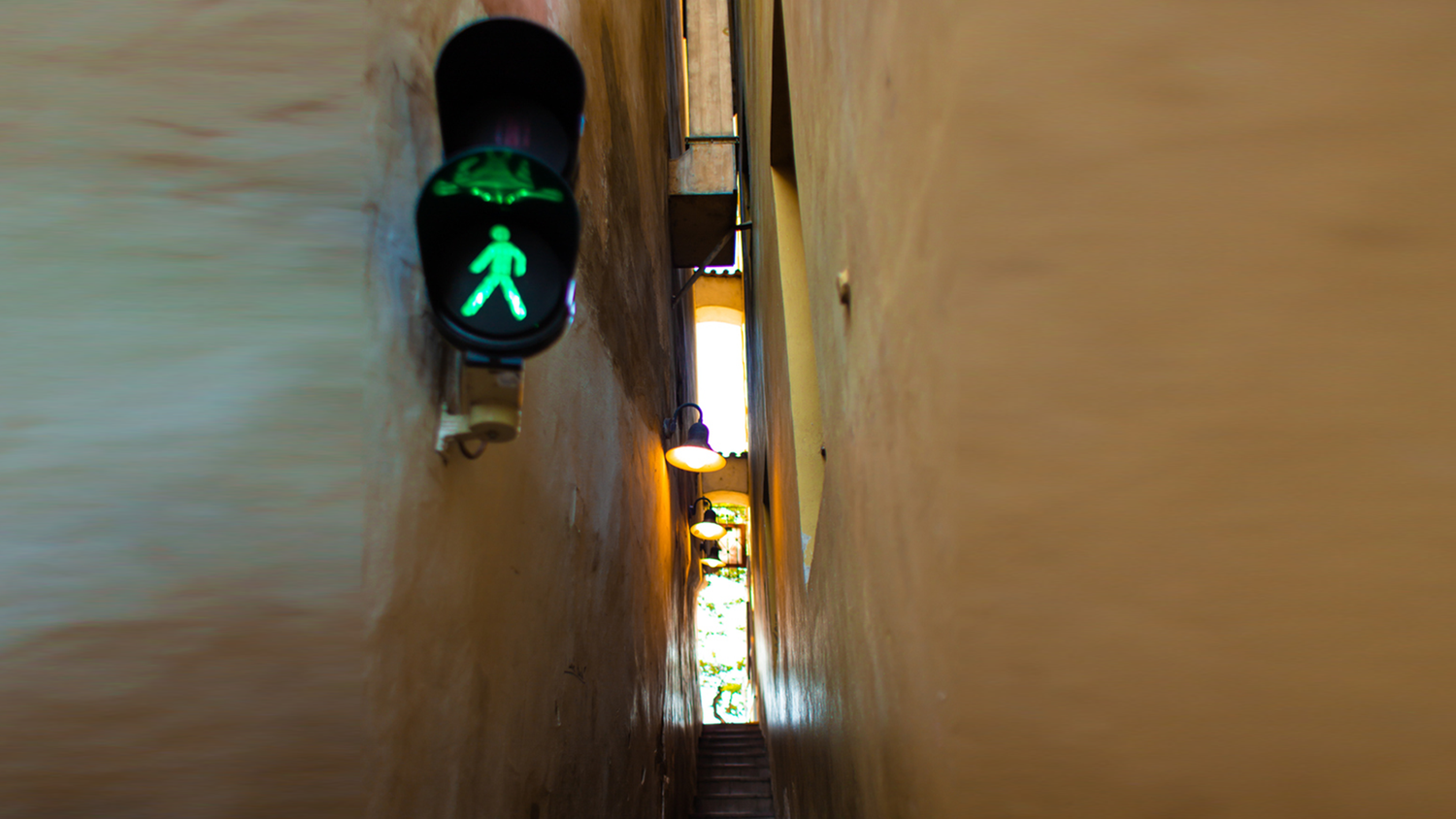 Heute.at - Warum Touristen vor dieser Gasse Schlange stehen