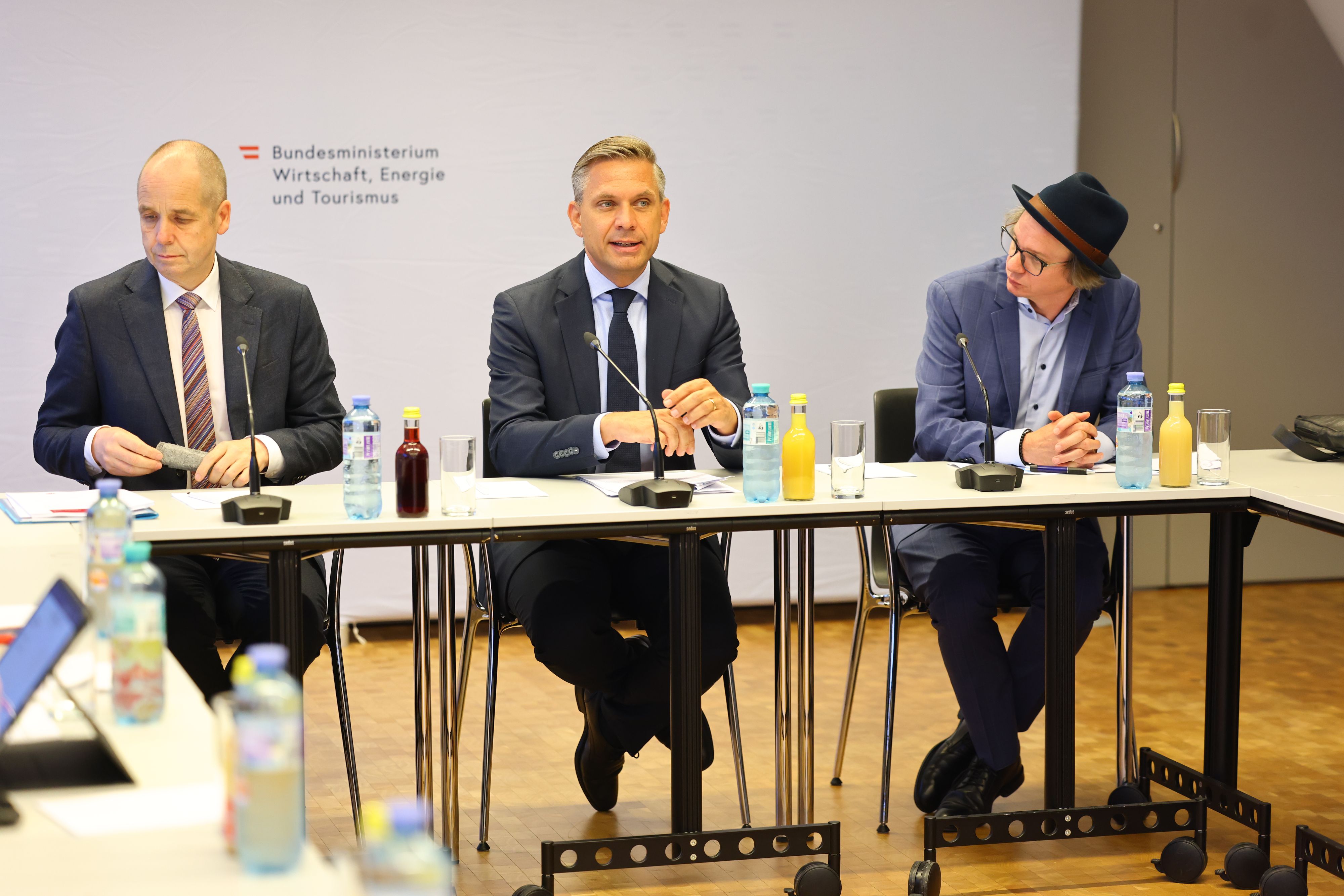VP-Wirtschaftsminister Hattmannsdorfer (Mitte) mit IHS-Chef Bonin (l.) und Wifo-Ökonom Oberhofer.