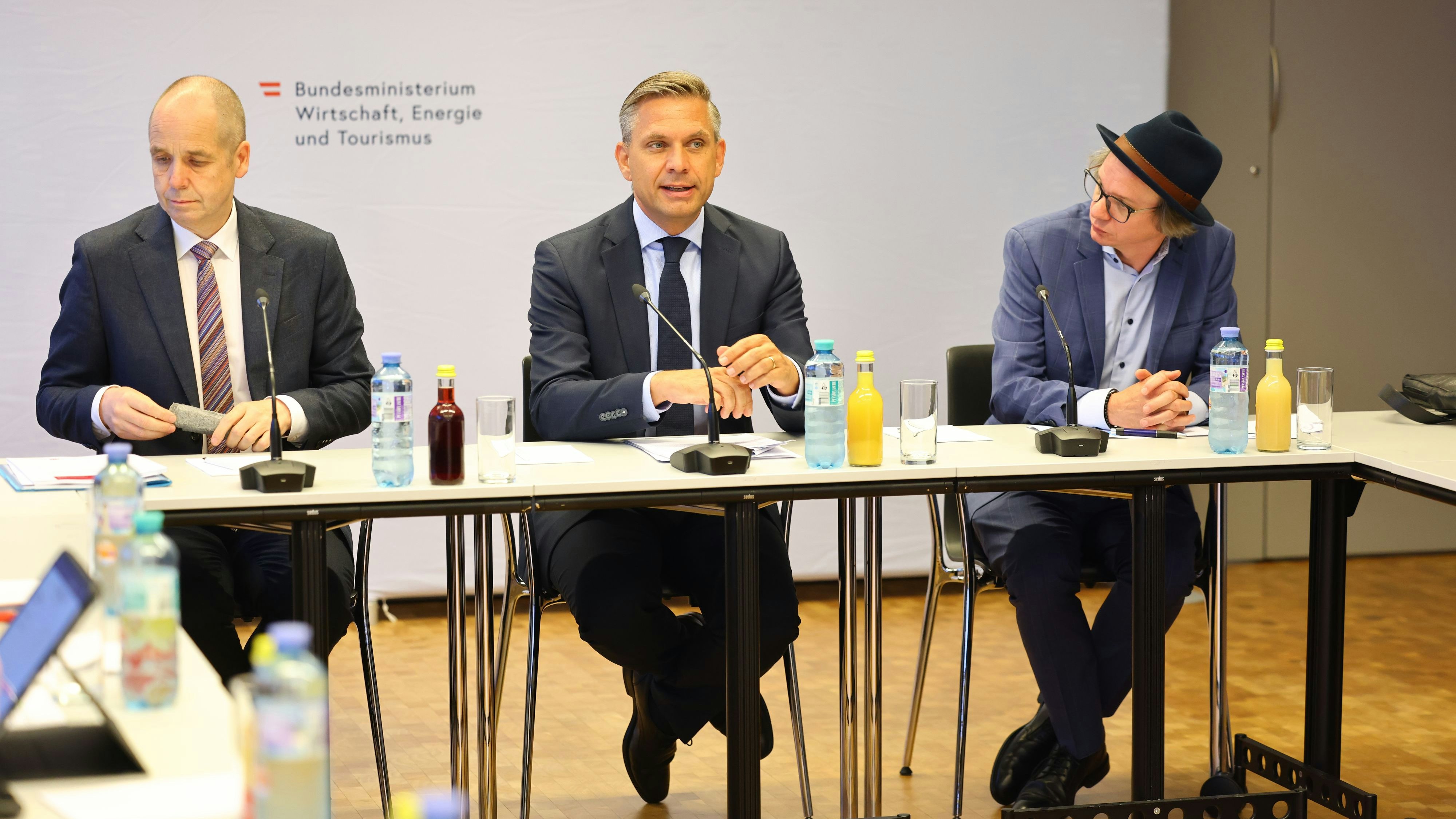 VP-Wirtschaftsminister Hattmannsdorfer (Mitte) mit IHS-Chef Bonin (l.) und Wifo-Ökonom Oberhofer.