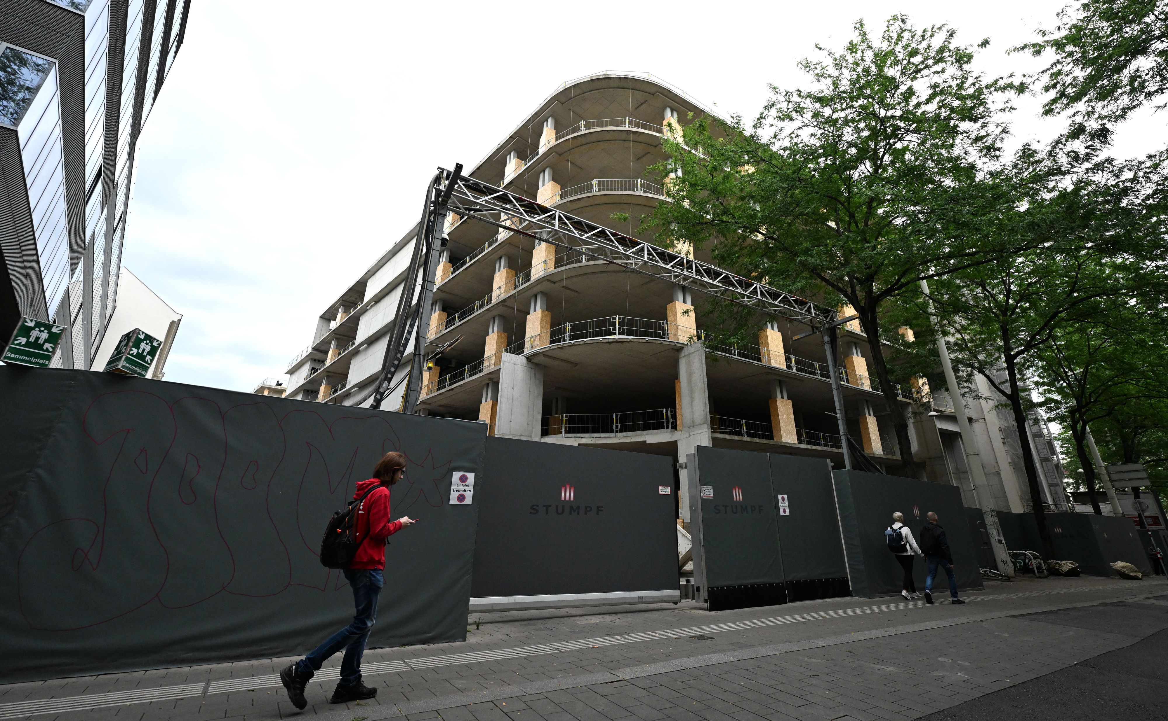 Heute.at - Benko-Ruine wird jetzt abgerissen – Bagger rollen an