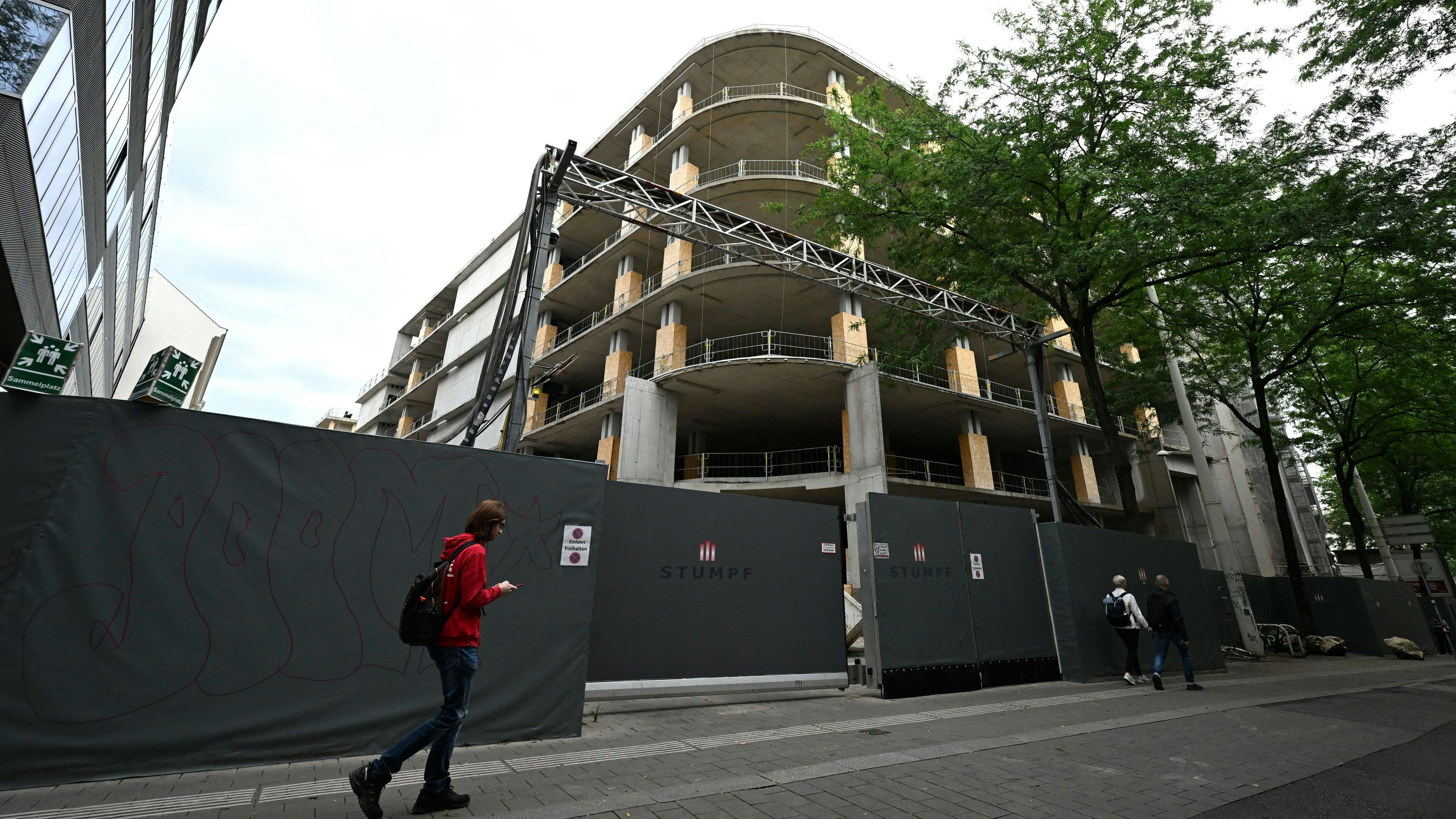 Heute.at - Benko-Ruine wird jetzt abgerissen – Bagger rollen an