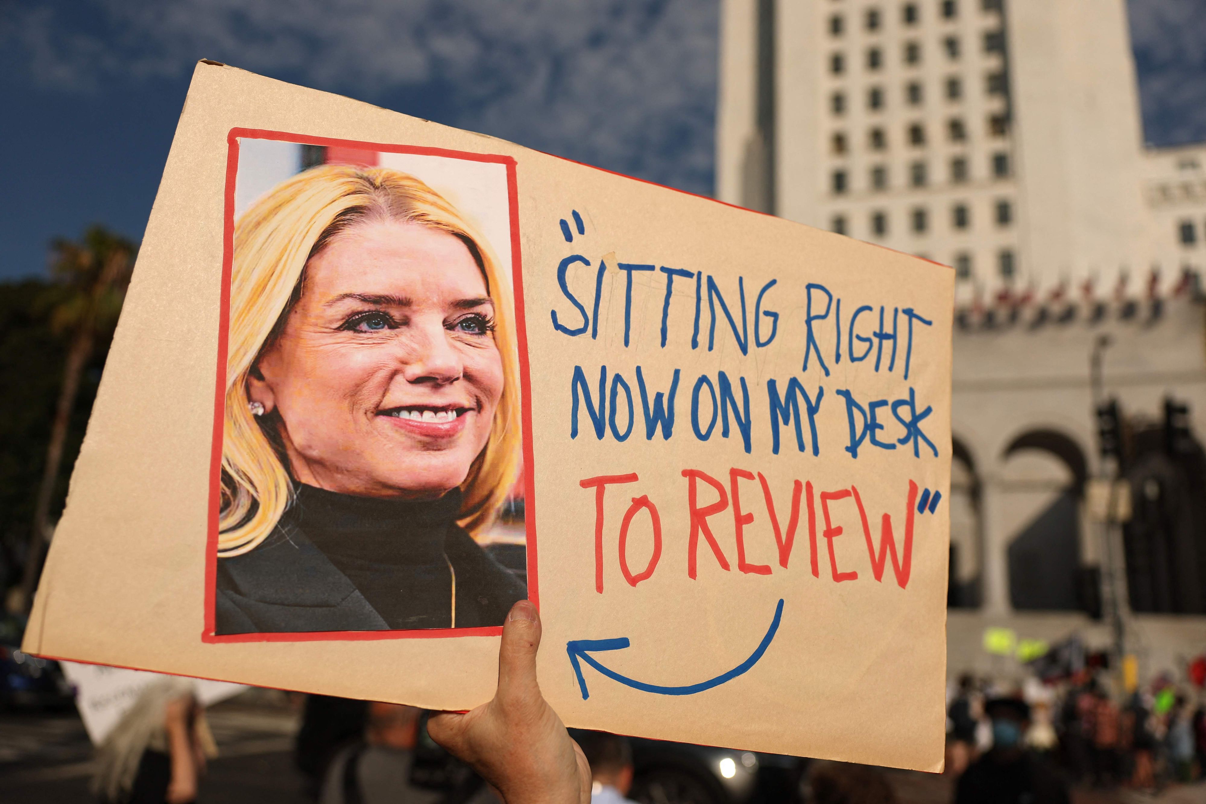 Mit dem Antrag auf Freigabe zusätzlicher Akten im Fall Epstein wollen trump und seine Justizministerin Pamela Bondi die MAGA-Fans befrieden