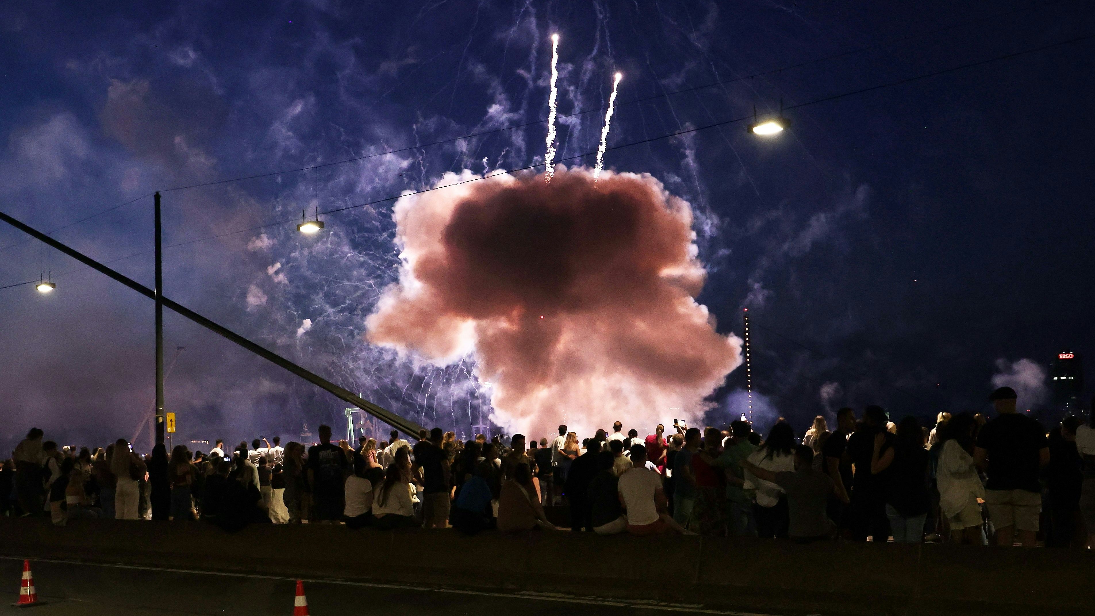 Bei der Rheinkirmes in Düsseldorf ist ein Feuerwerkskörper in die Menge geflogen und explodiert – 19 Menschen wurden verletzt, vier davon schwer.