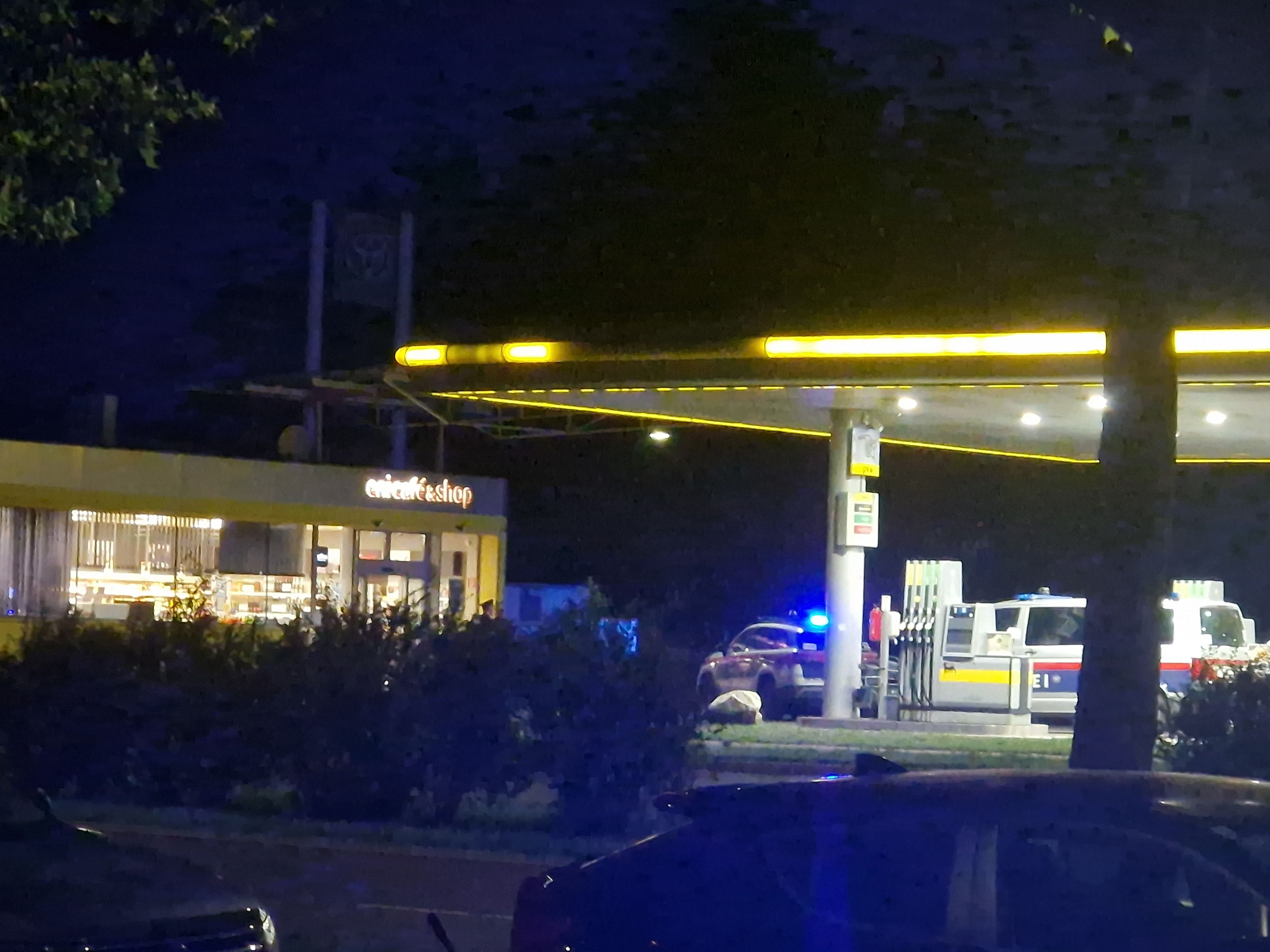 Raub mit mutmaßlicher Schusswaffe in der Grenzackerstraße in Wien-Favoriten.