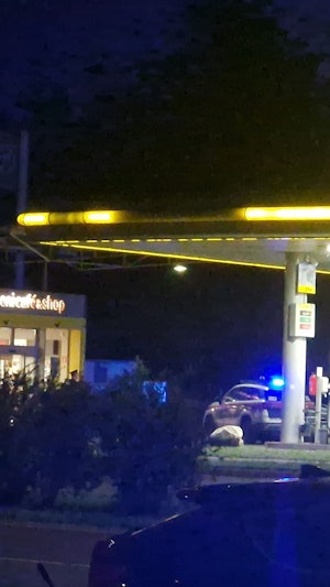 Raub in Wien-Favoriten: Maskierter Täter flüchtet mit Beute aus Tankstelle. Fahndung läuft, keine Verletzten gemeldet. Ermittlungen eingeleitet.