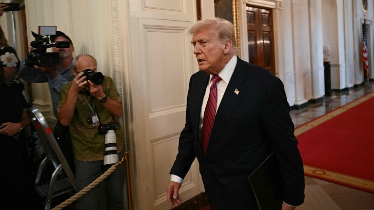 Wegen einem Bericht über einen angeblichen Brief Trumps an Jeffrey Epstein, verklagte der US-Präsident das Wall Street Journal am Freitag auf 10 Milliarden Dollar. Zuvor leitete er die Freigabe weiterer Justiz-Akten über den verurteilten Sexualstraftäter ein.