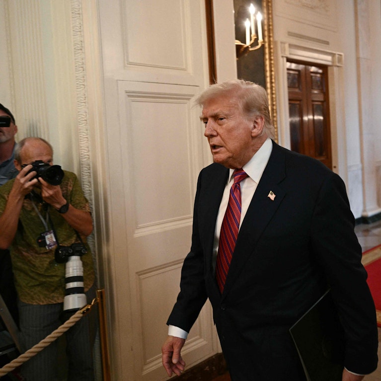 Wegen einem Bericht über einen angeblichen Brief Trumps an Jeffrey Epstein, verklagte der US-Präsident das Wall Street Journal am Freitag auf 10 Milliarden Dollar. Zuvor leitete er die Freigabe weiterer Justiz-Akten über den verurteilten Sexualstraftäter ein.