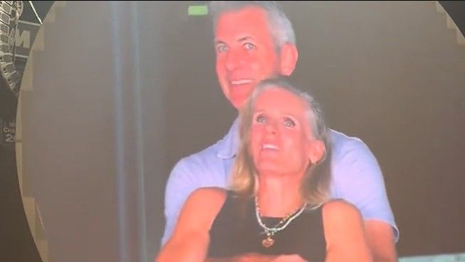 Dieses Video sorgt für Aufsehen: CEO Andy Byron turtelt mit seiner HR-Chefin&nbsp;Kristin Cabot beim Coldplay-Konzert – das dürfte für beide nun Folgen haben.