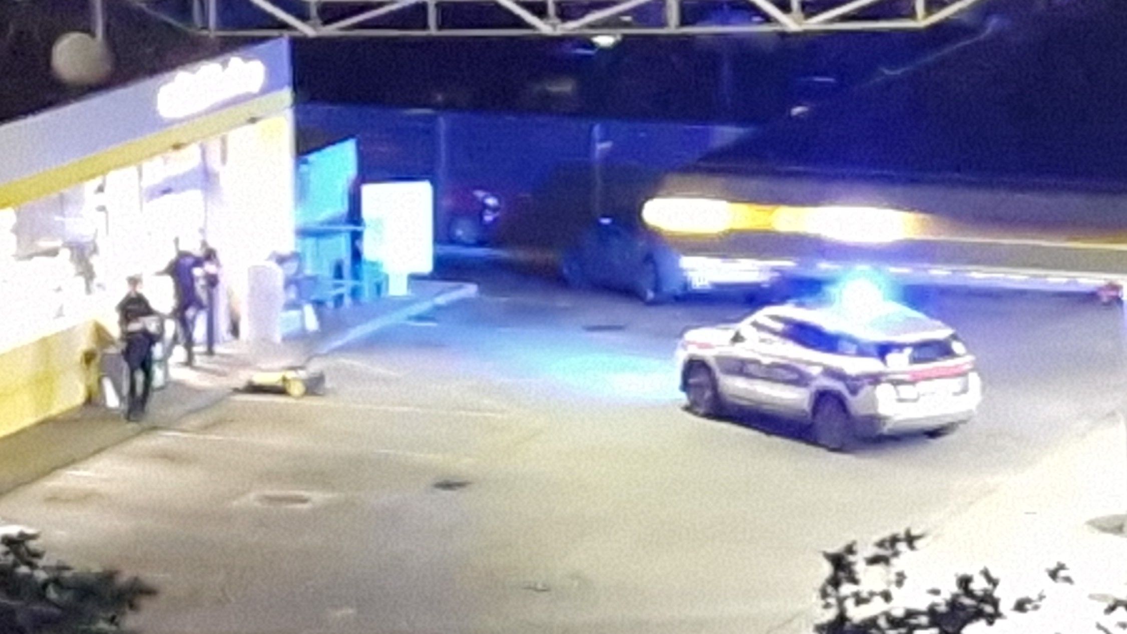 Raub mit Waffe! Maskierter stürmt Tankstelle in Wien