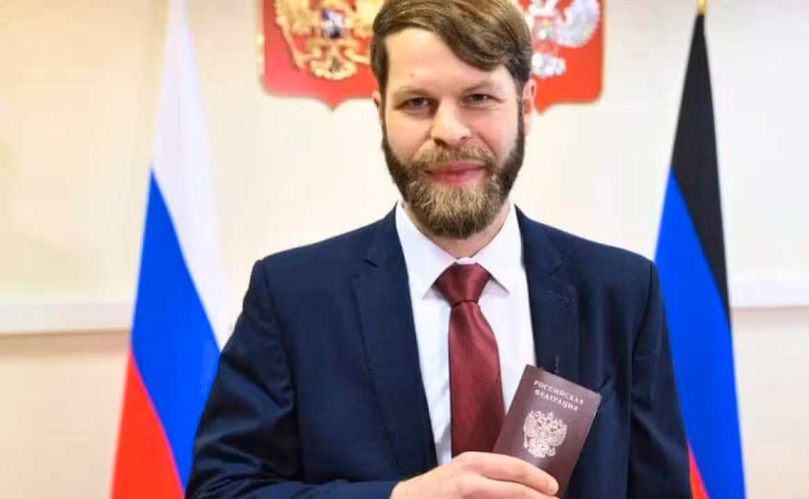 Daniel Martindale mit seinem neuen Pass.