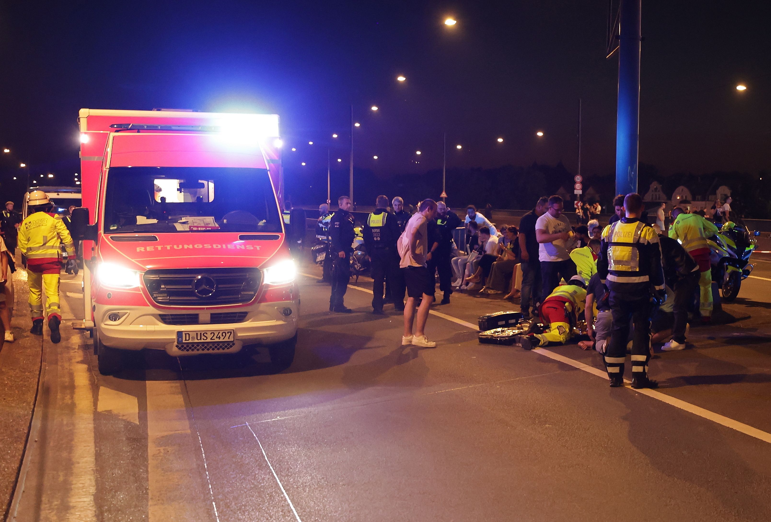 Bei der Rheinkirmes in Düsseldorf ist ein Feuerwerkskörper in die Menge geflogen und explodiert – 19 Menschen wurden verletzt, vier davon schwer.