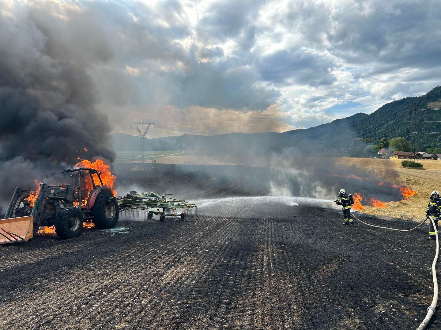Die Feuerwehr wurde zu einem Feldbrand alarmiert. Ein Traktor wurde ebenfalls von den Flammen erfasst.