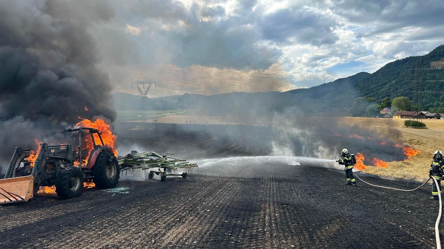Heute.at - Acker in Flammen! Traktor löst Großeinsatz aus