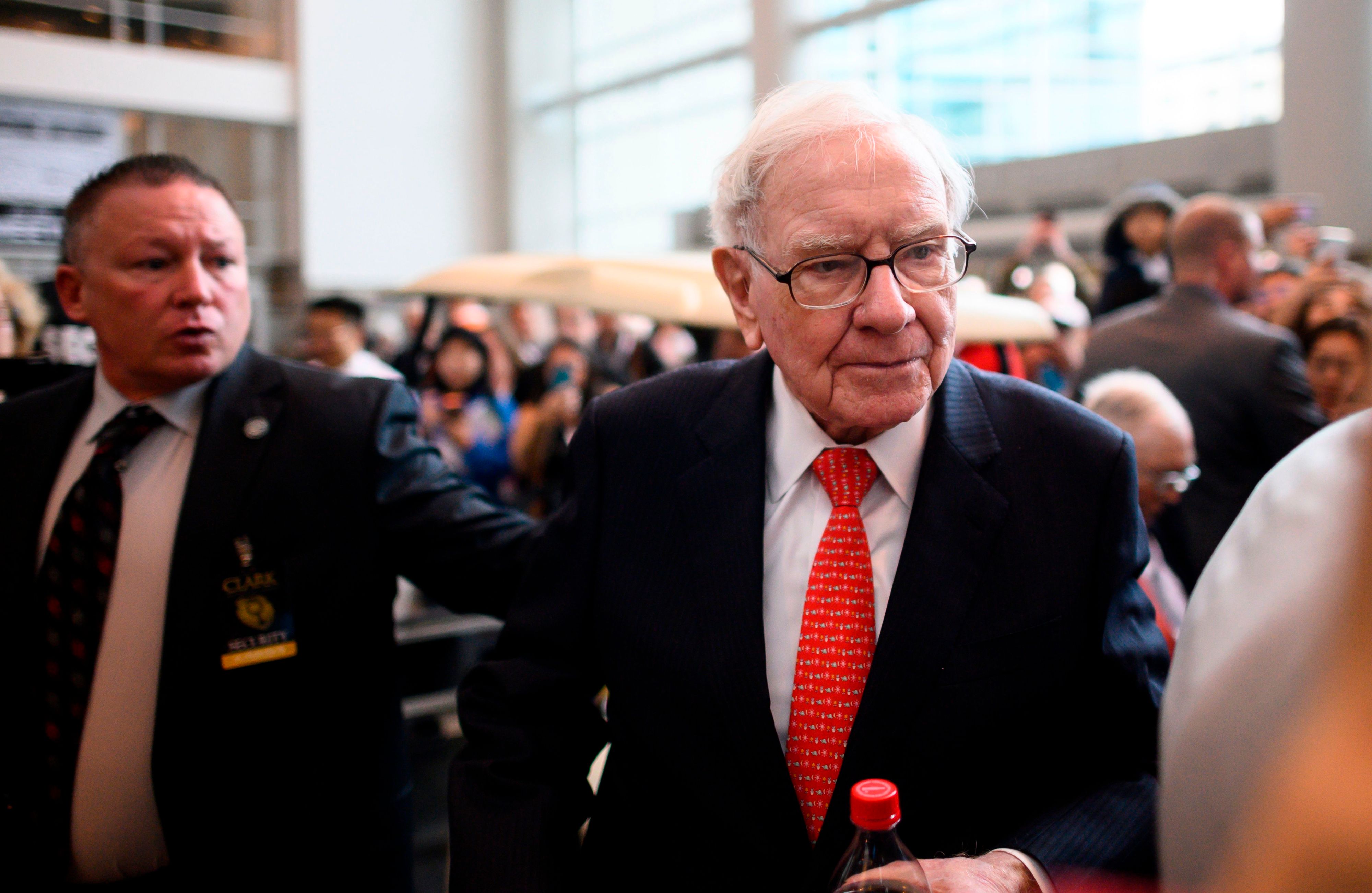 Warren Buffett hat Aktien von US-Banken verkauft. Analysten vermuten, dass Trumps Wirtschaftspolitik die US-Wirtschaft negativ beeinflusst.