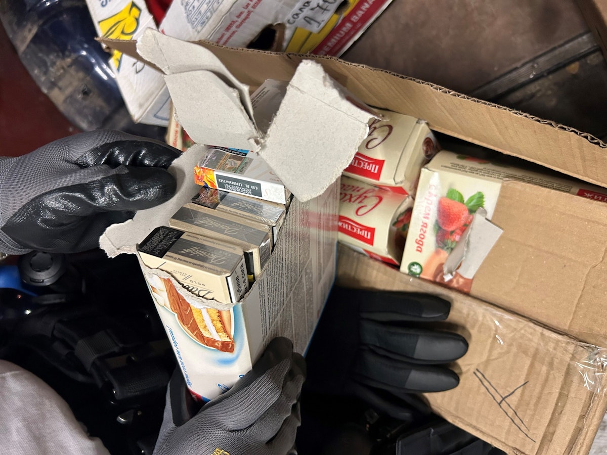 Der Plan des Schmugglers war wohl nicht ganz ausgebacken: Zoll-Diensthund "Utz" erschnüffelte die in Brotlaiben eingebackenen Zigarettenpakerl. Auch Mitte Juni hatte er bei dem selben Kleintransporter den richtigen Riecher bewiesen. Damals waren die Schmuggel-Tschick in Keks- und Cornflakes-Verpackungen sowie in Kartons mit Kartoffeln versteckt gewesen.