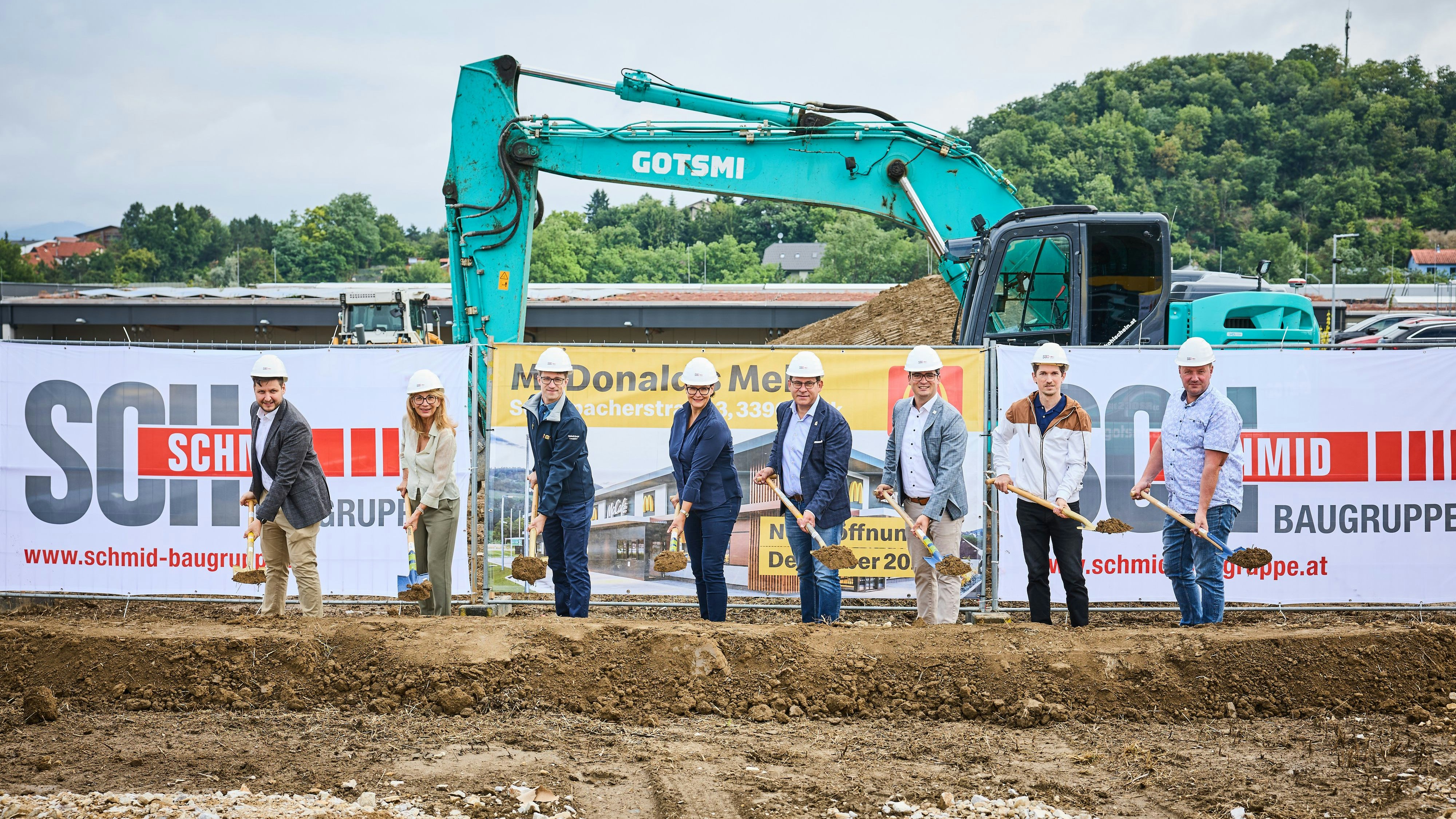 McDonald's-Spatenstich in Melk: Robert Dulguerov, Silvia Rupp, Restaurantleiter Michael Schober, Barbara und Wolfgang Heindl (McDonald’s Franchisenehmer), Patrick Strobl (Bürgermeister Melk), Christoph Haberl und Herbert Schausberger