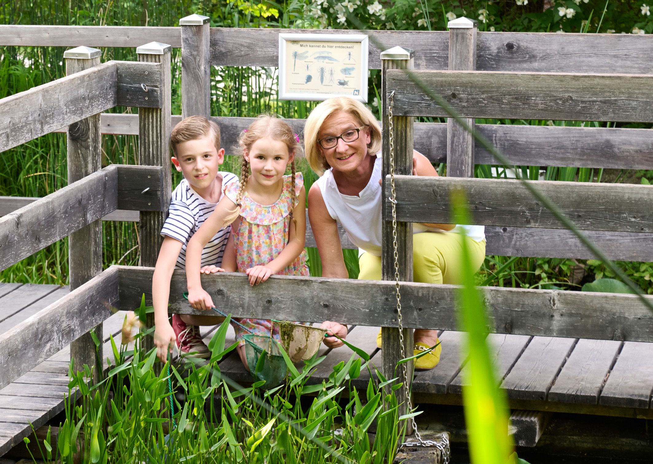 LH Johanna Mikl-Leitner sieht sich das Treiben von der Nähe an.