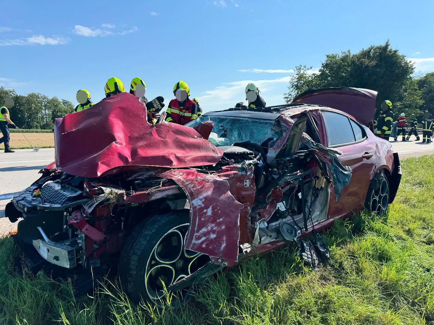 Der Pkw der Urlauber-Familie ist nurmehr ein Wrack.