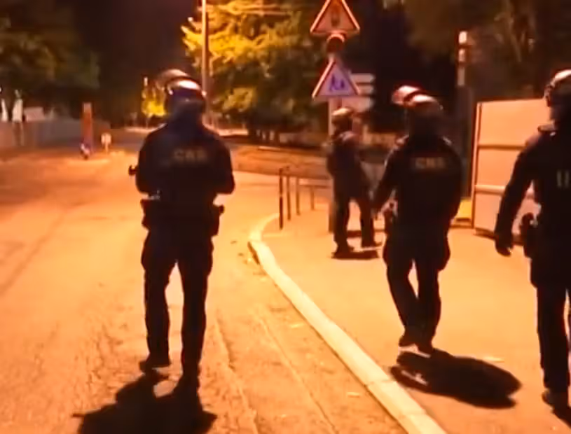 Eine Spezialeinheit der CRS patrouilliert die Straßen in Limoges.