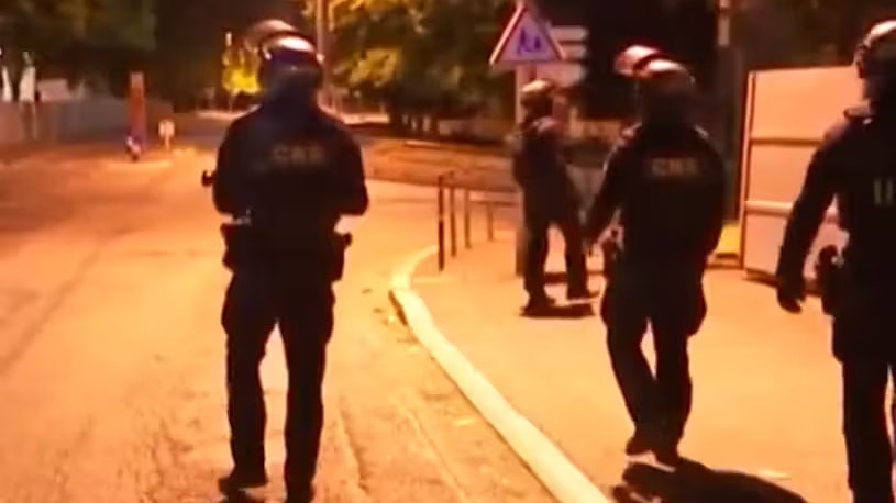 Heute.at - Vermummte liefern sich Straßenschlacht mit Polizei