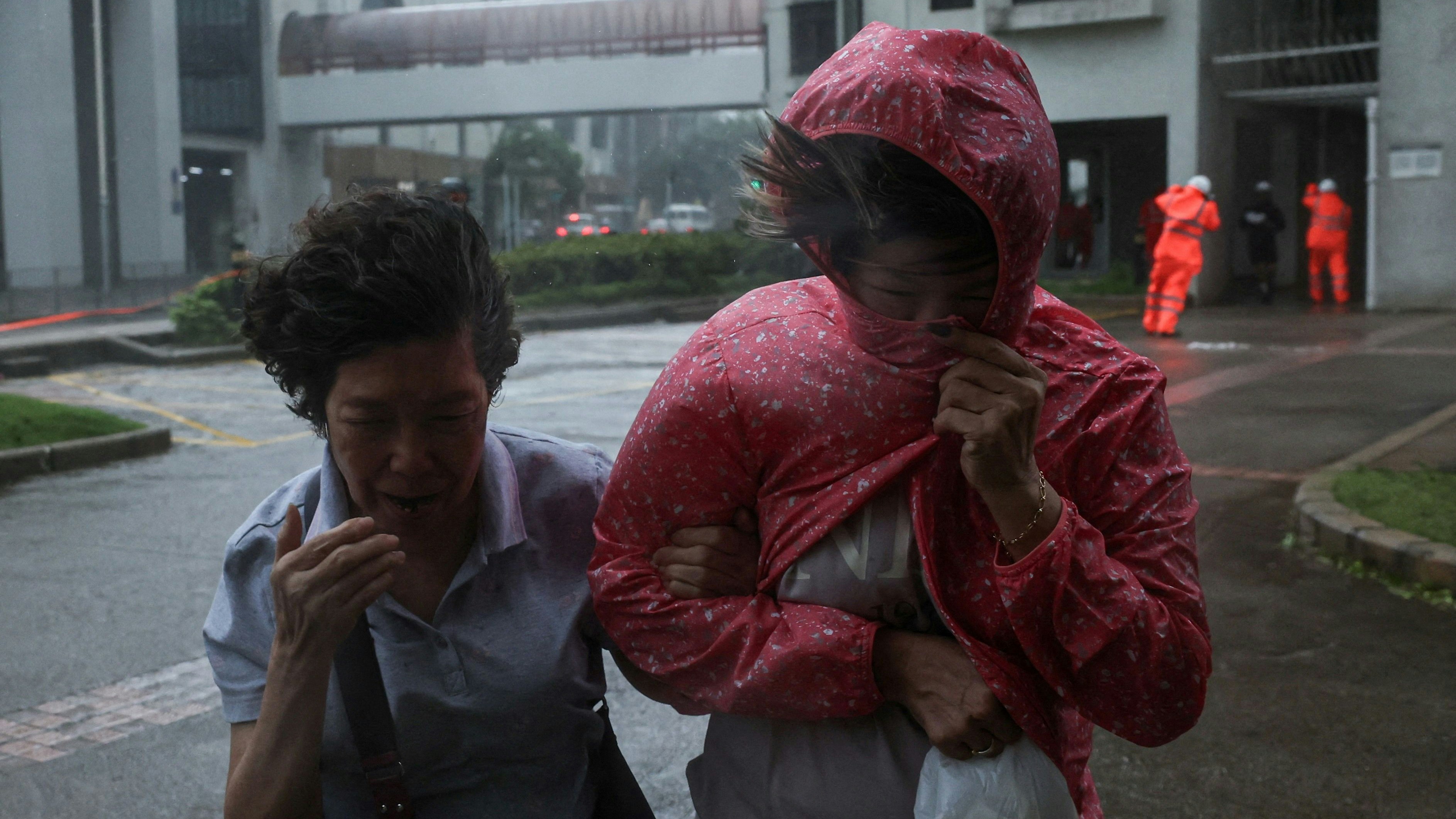 Heute.at - Taifun legt Hongkong lahm – Hunderte Flüge gestrichen