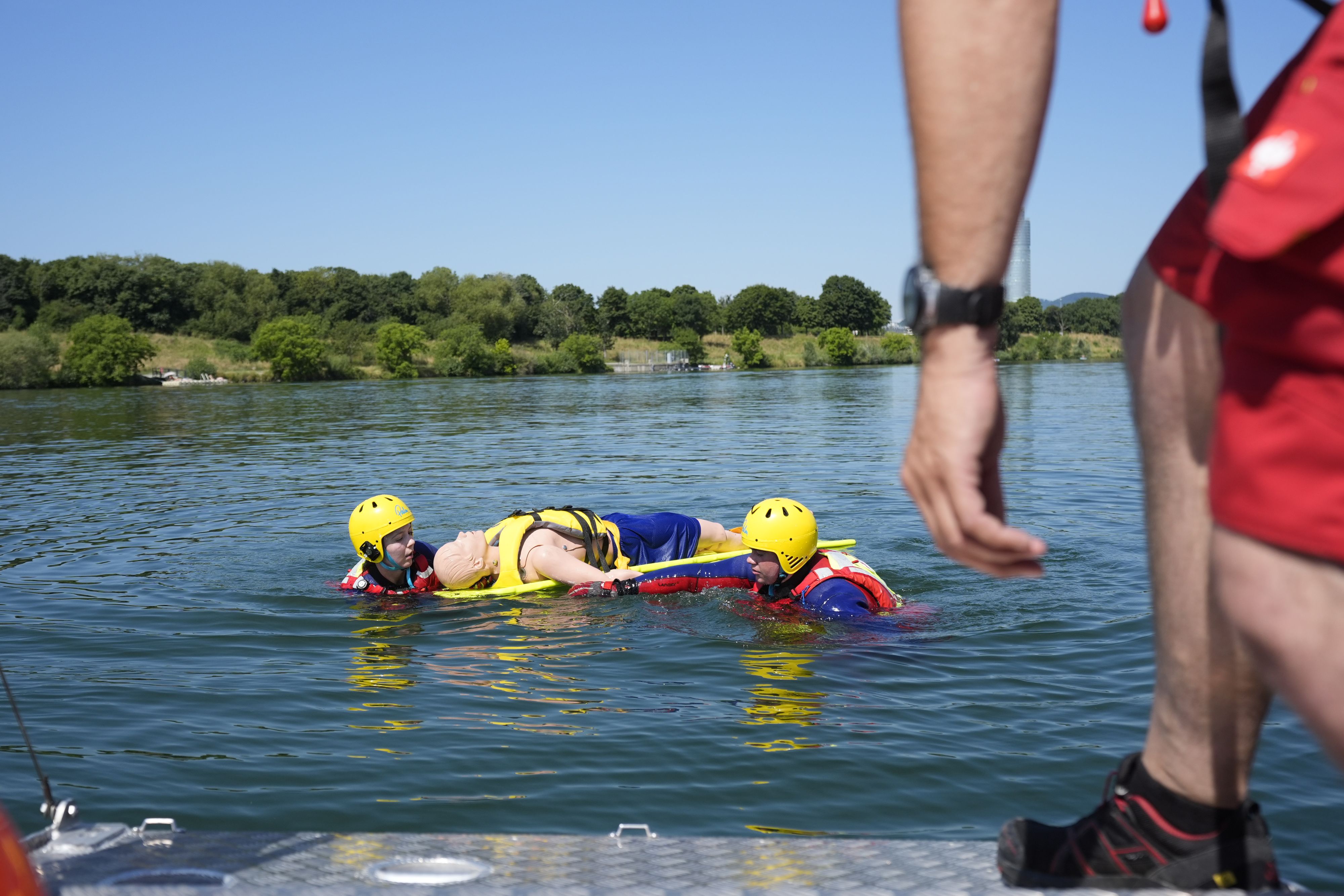 Wasserretter Nicole Richter und Clemens Fischer übten die Rettungaktion.