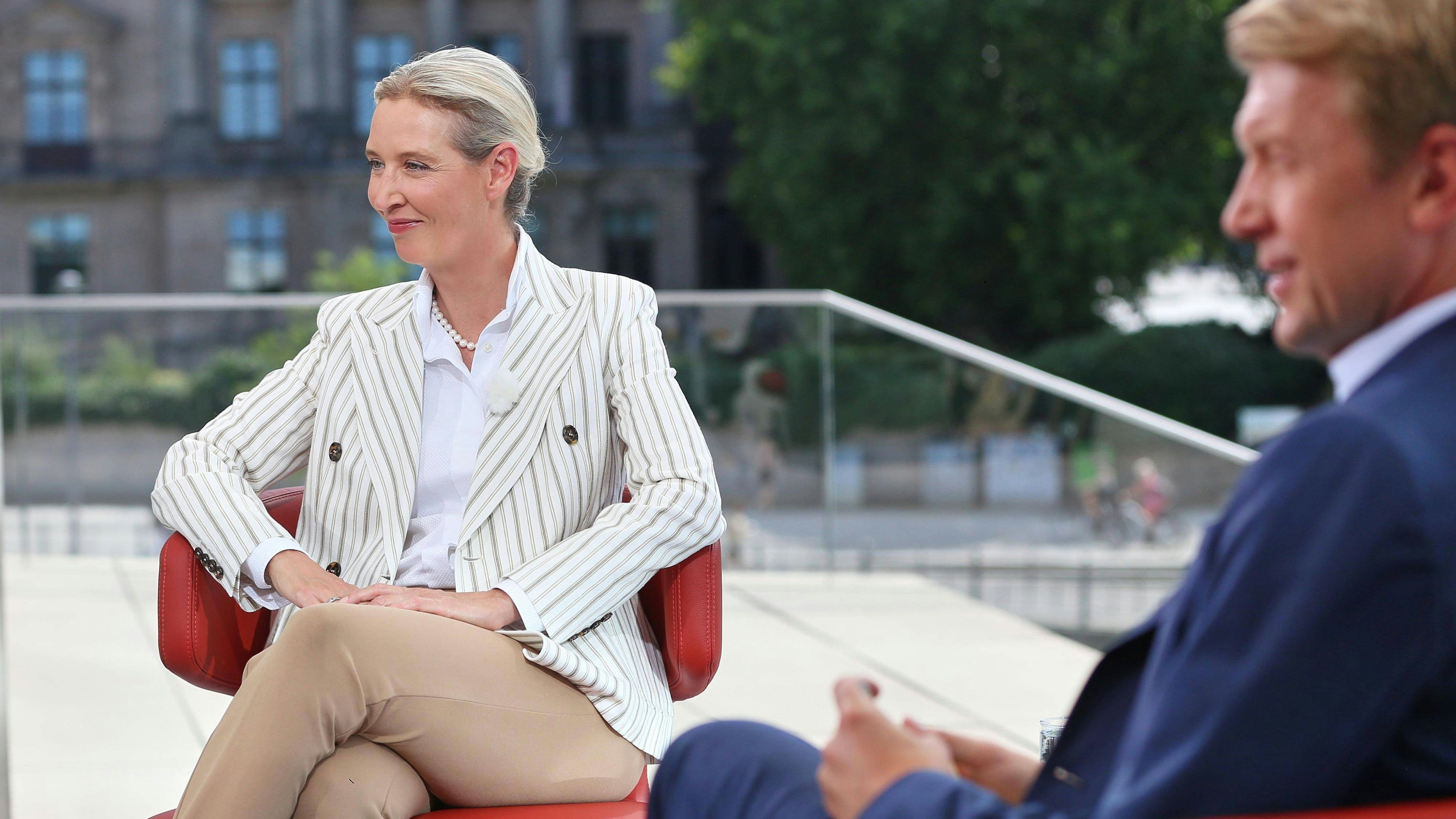 Heute.at - NGO-Chor – Demonstranten stören Weidel-Interview