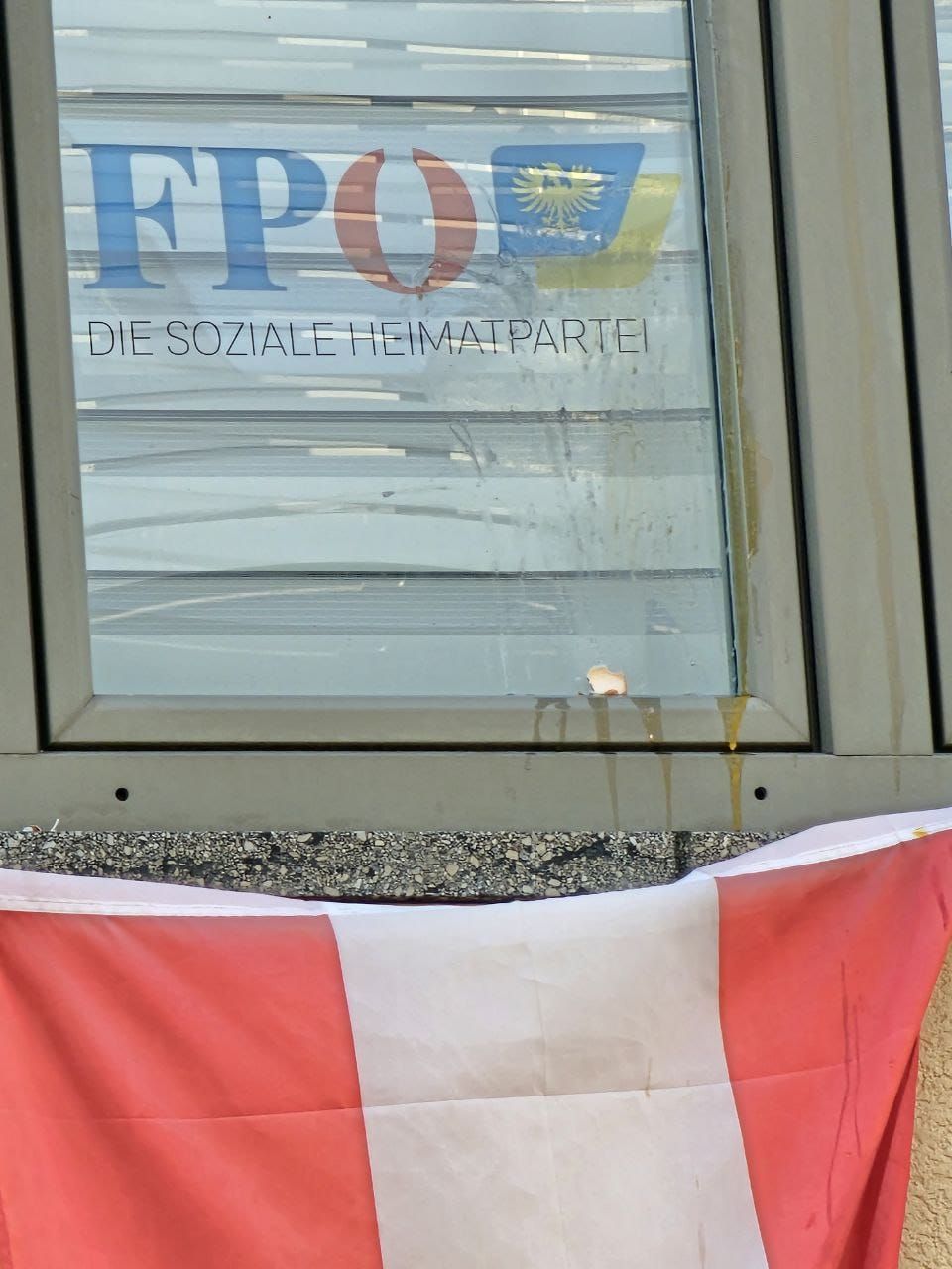 Die Parteizentrale der FPÖ Amstetten wurde mit Eiern beworfen.