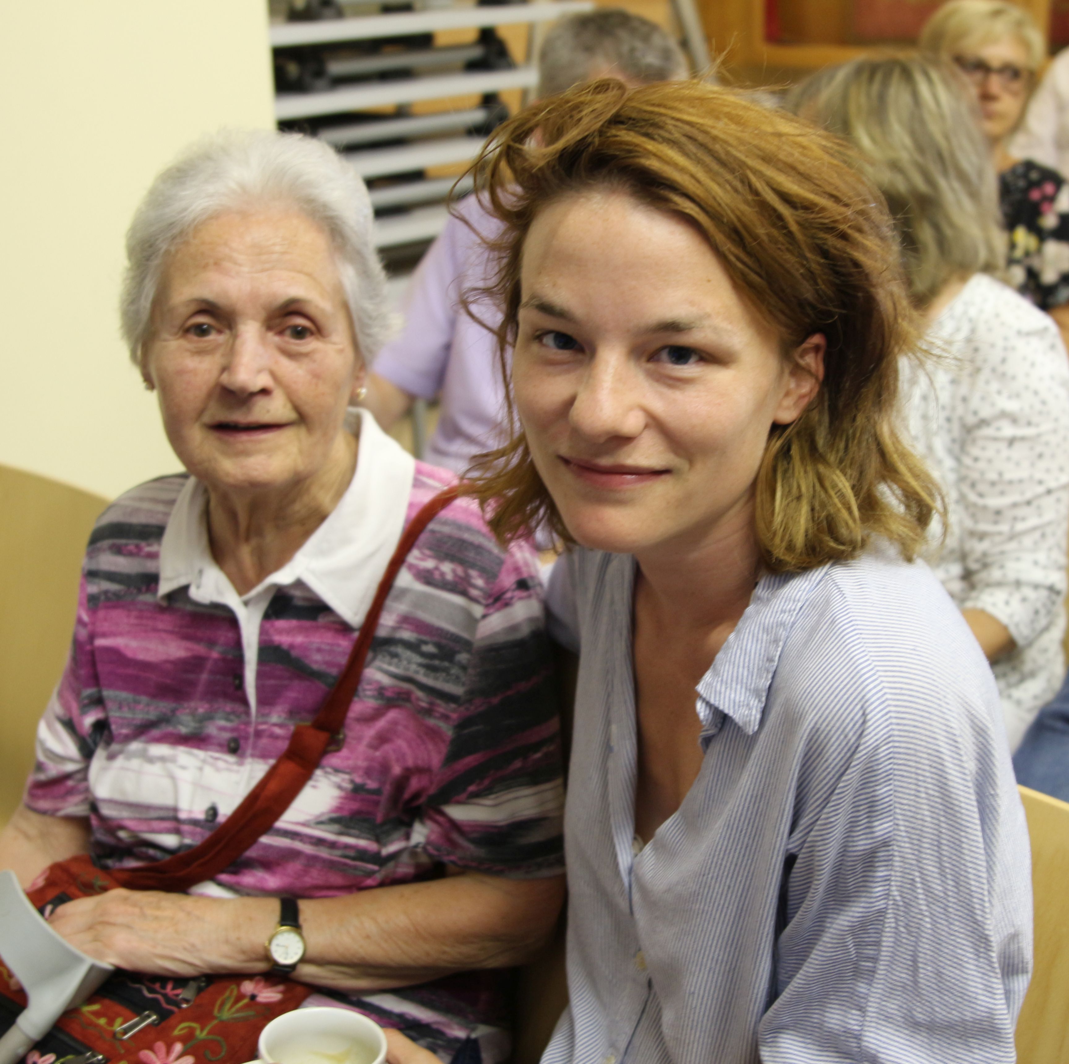 Maria Dammer im Jänner 2019 mit Schauspielerin Valerie Pachner auf einer Film-Premiere