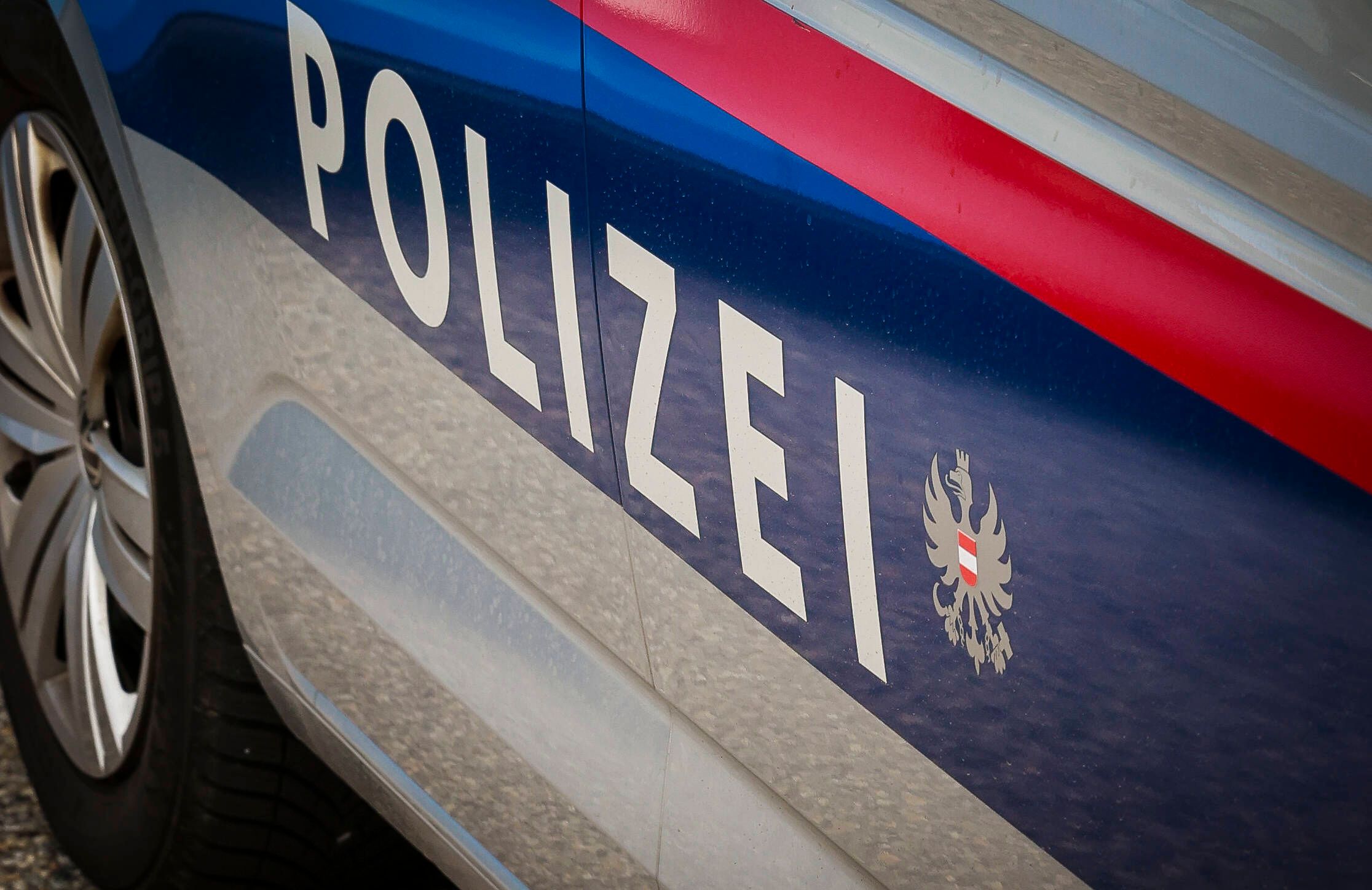 In Kärnten ist ein 73-jähriger Radfahrer von einem Traktor überollt worden.