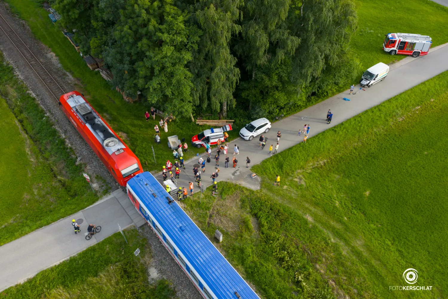 Der Zug krachte in Pühret (Bez. Vöcklabruck) gegen einen Firmen-Lkw.