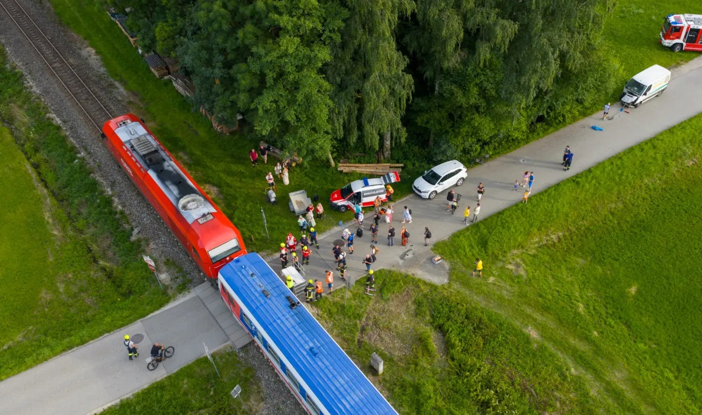 Heute.at - Zug kracht mit voller Wucht in Lkw: Verletzte im Spital