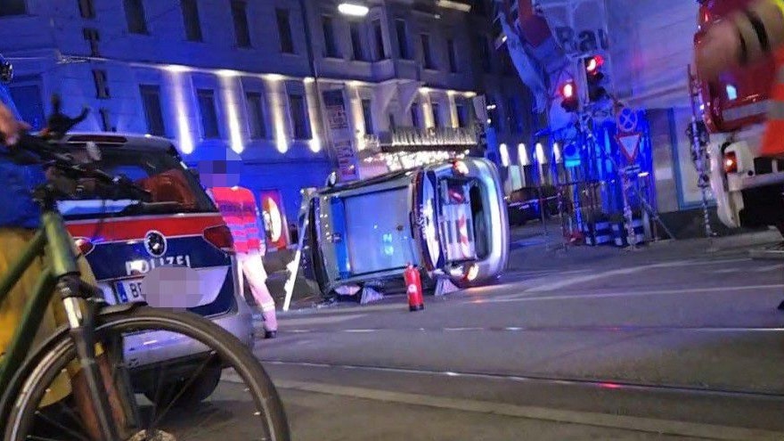 Heute.at - Heftiger Crash in Graz – Polizeiauto überschlägt sich