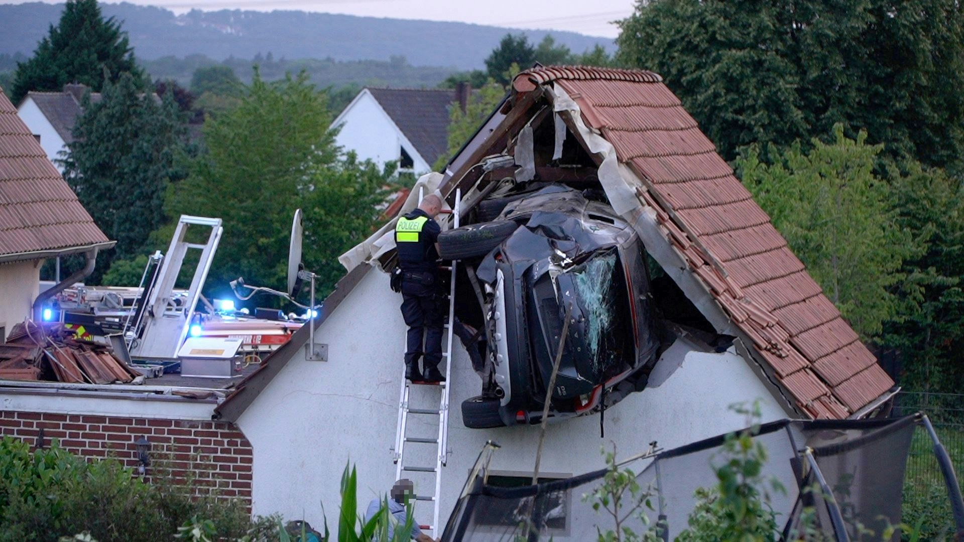 Heute.at - Auto erfasst Kind (7) und landet in Schuppendach