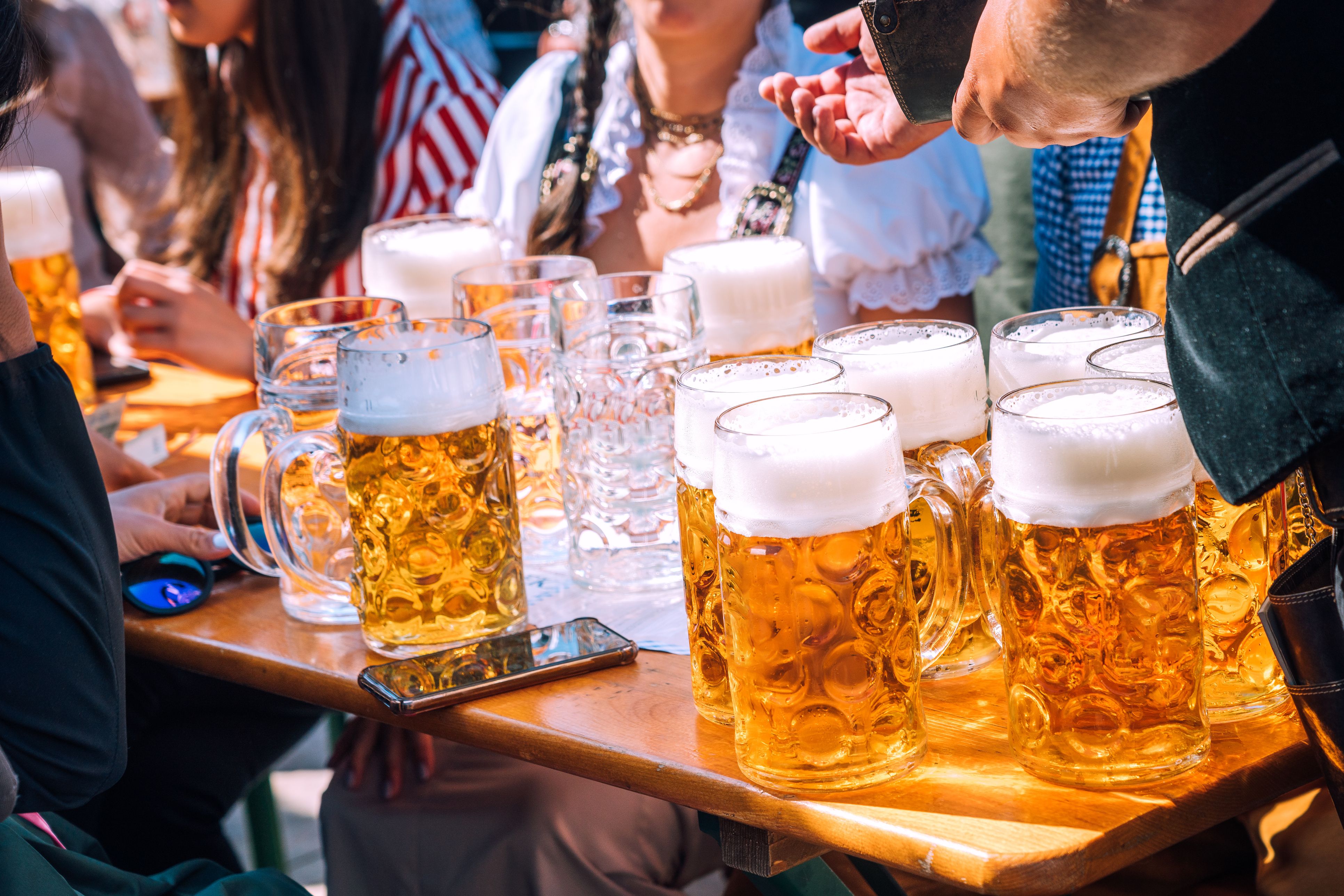 Betrunkene gingen auf Polizisten los. (Symbolbild)