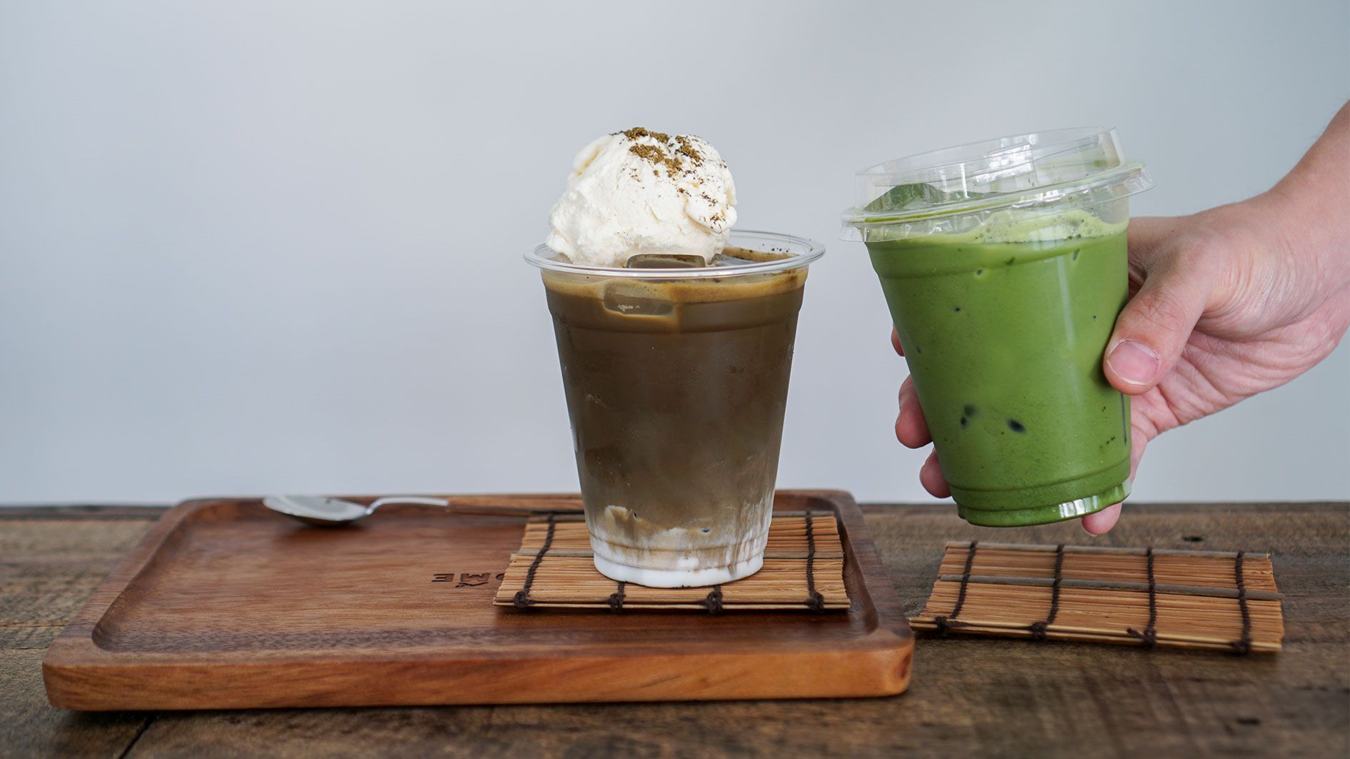 Der Hojicha-Drink wird aus gerösteten Grünteeblättern hergestellt.