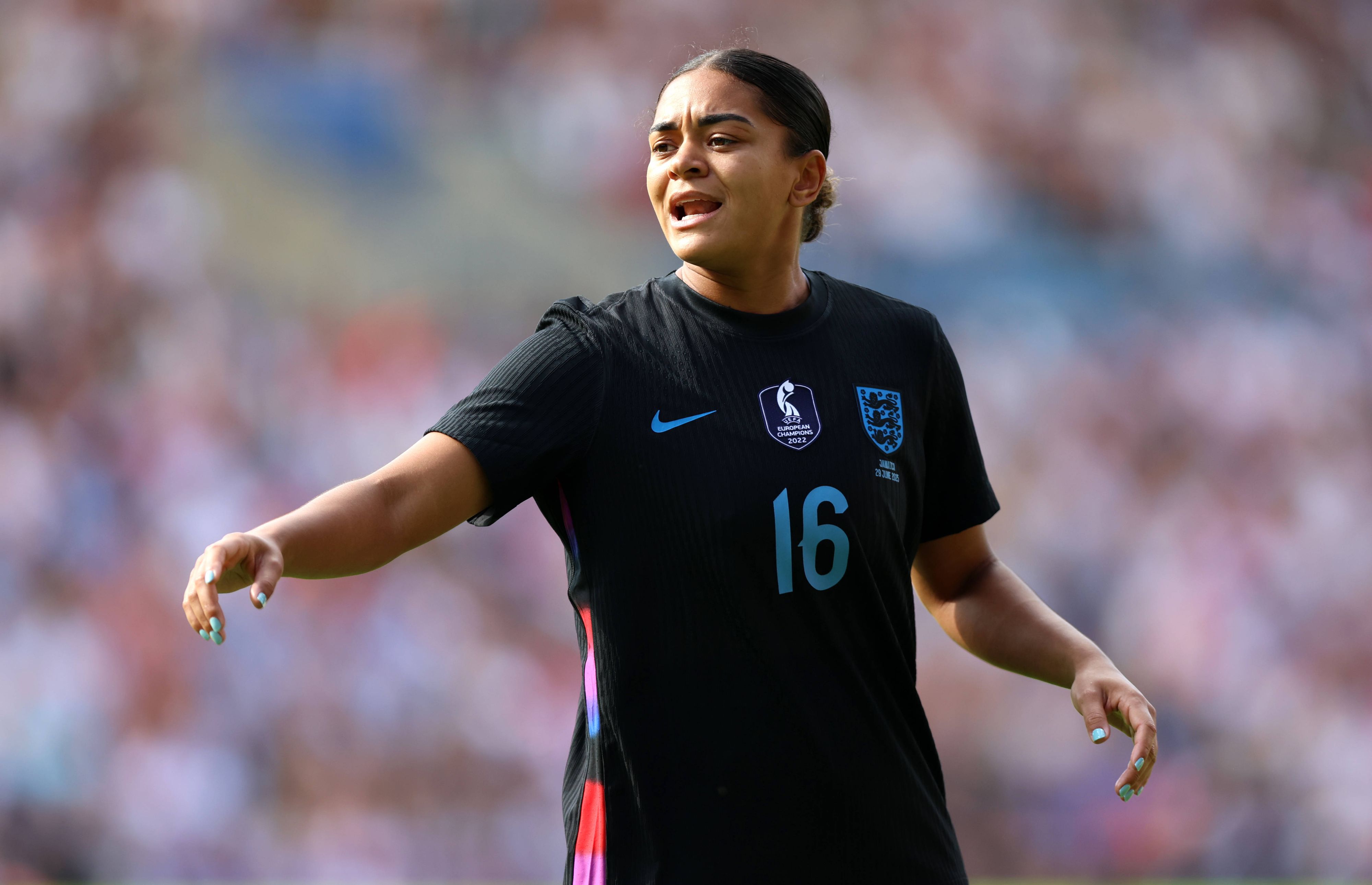 Jess Carter hat mit rassistischen Anfeindungen zu kämpfen.